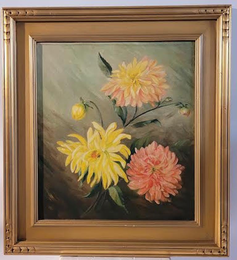 Belle peinture à l'huile du début du 20e siècle représentant des chrysanthèmes. Joliment encadré dans un cadre Arts & Crafts Lemon en bois doré.