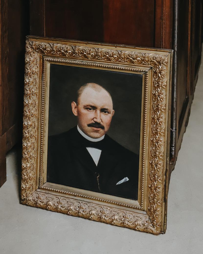 Entrez dans la sophistication de la Belle Epoque avec ce portrait exquis d'un gentleman, habilement réalisé par W.N. Hendrikse.

Cette peinture à l'huile, signée et datée de 1902, capture l'élégance et le style de l'époque. W.N. Hendrikse, ou Willem