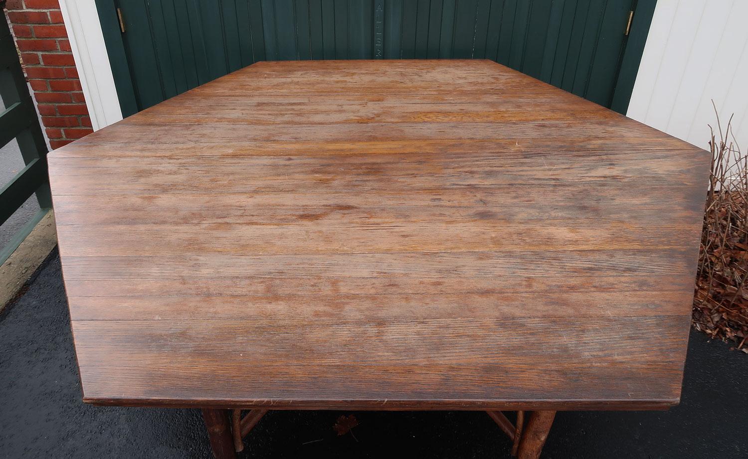 Fait main Table de salle à manger de forme hexagonale en vieux pacanier du début du 20e siècle en vente