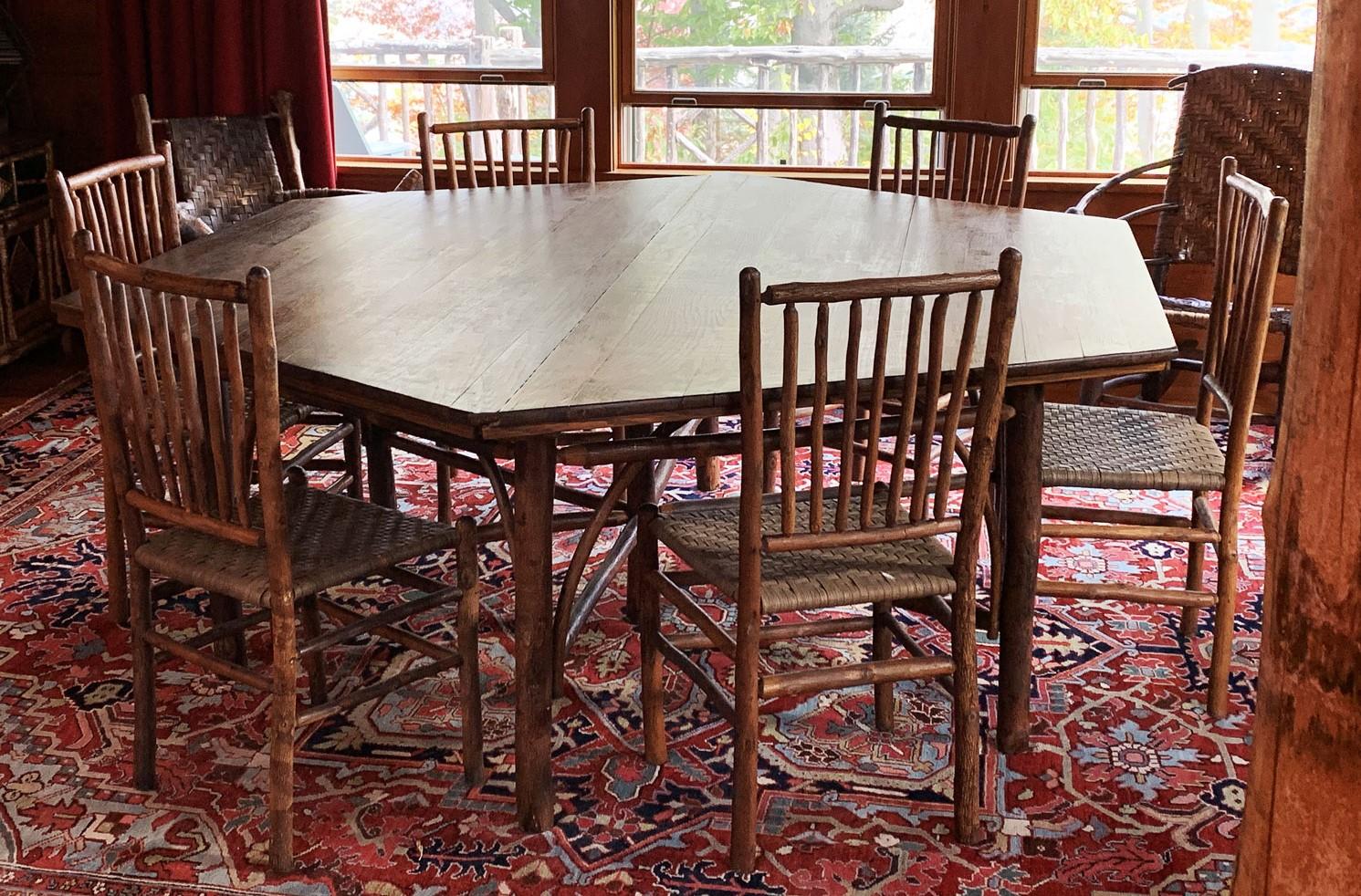 20ième siècle Table de salle à manger de forme hexagonale en vieux pacanier du début du 20e siècle en vente