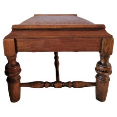 Ottomana dei primi anni del XX secolo rivestita in pelle invecchiata