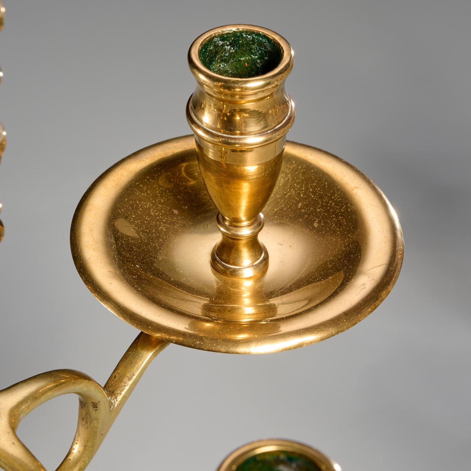 Inglese Coppia di candelabri telescopici in ottone con marchio inglese A.I.C. in vendita