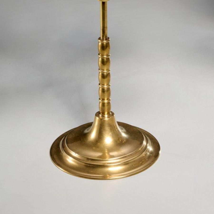 Coppia di candelabri telescopici in ottone con marchio inglese A.I.C. In condizioni buone in vendita a Morristown, NJ
