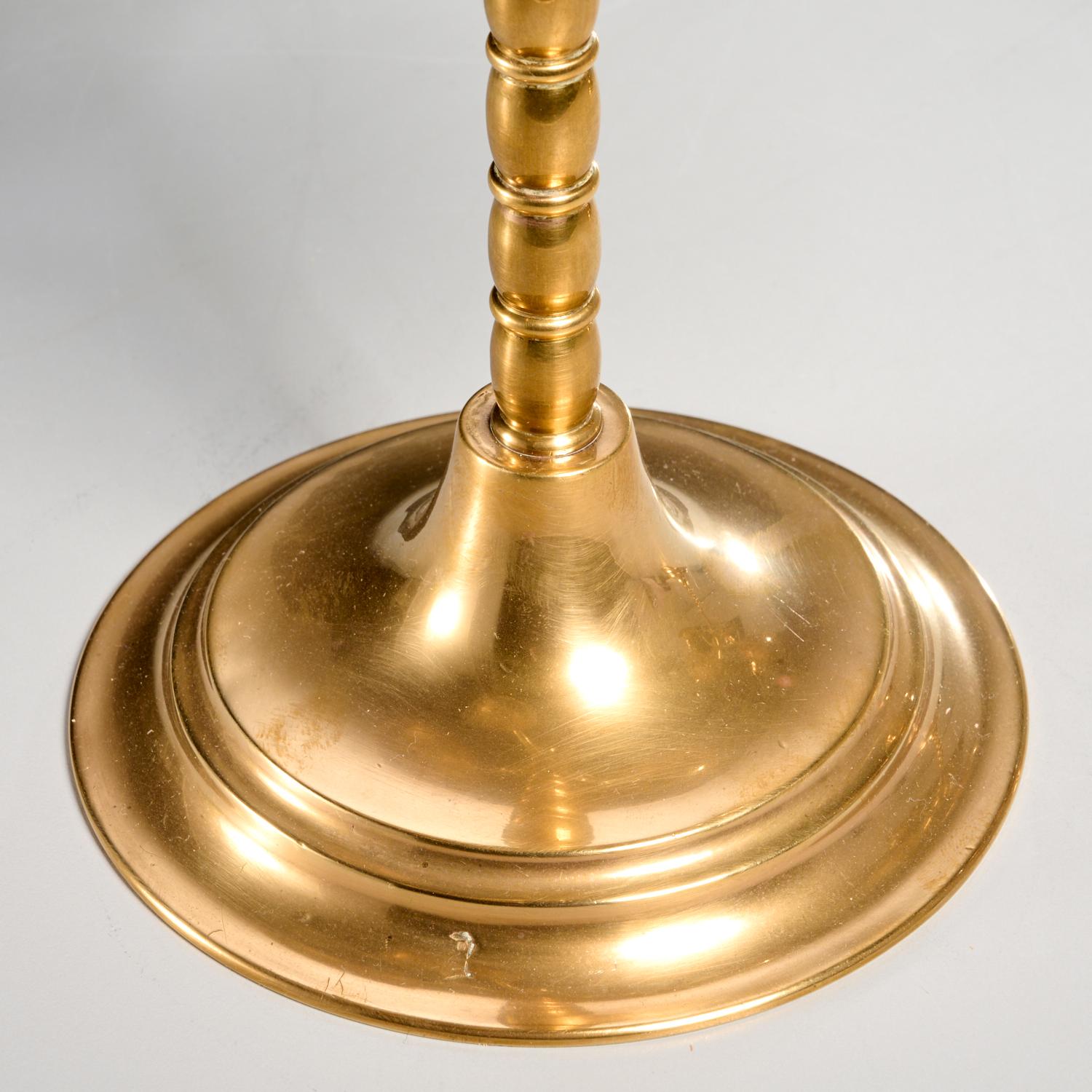 XX secolo Coppia di candelabri telescopici in ottone con marchio inglese A.I.C. in vendita