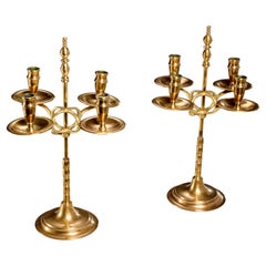 Pareja de candelabros telescópicos de latón con marca inglesa Peerage de principios del siglo XX