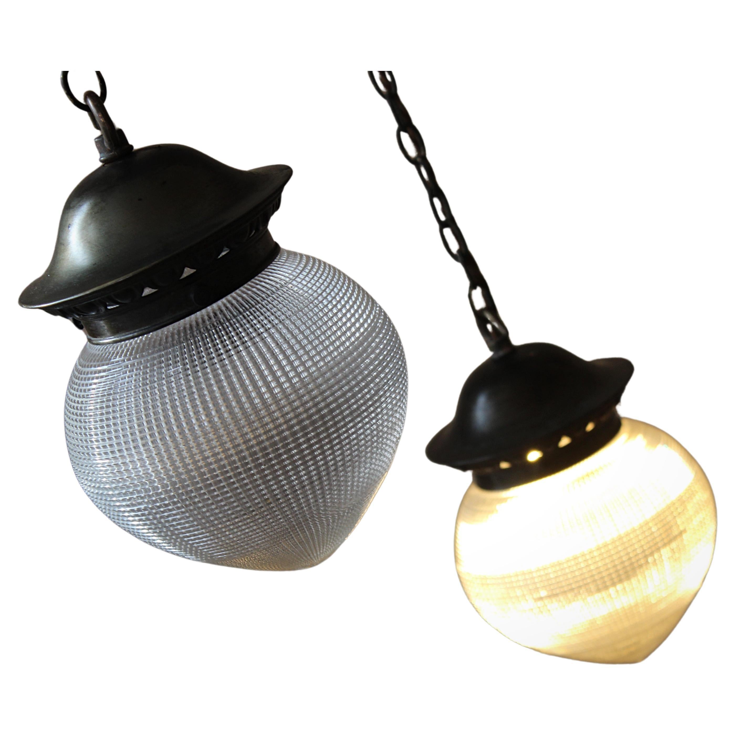 Early 20th C Pair of Holophane Prismatic Glass Acorn Teardrop Pendants Lights (Paire de lampes à suspension en verre prismatique en forme de gland)