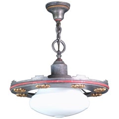 Lampada a sospensione dei primi anni del XX secolo con paralume in vetro color latte Patina originale