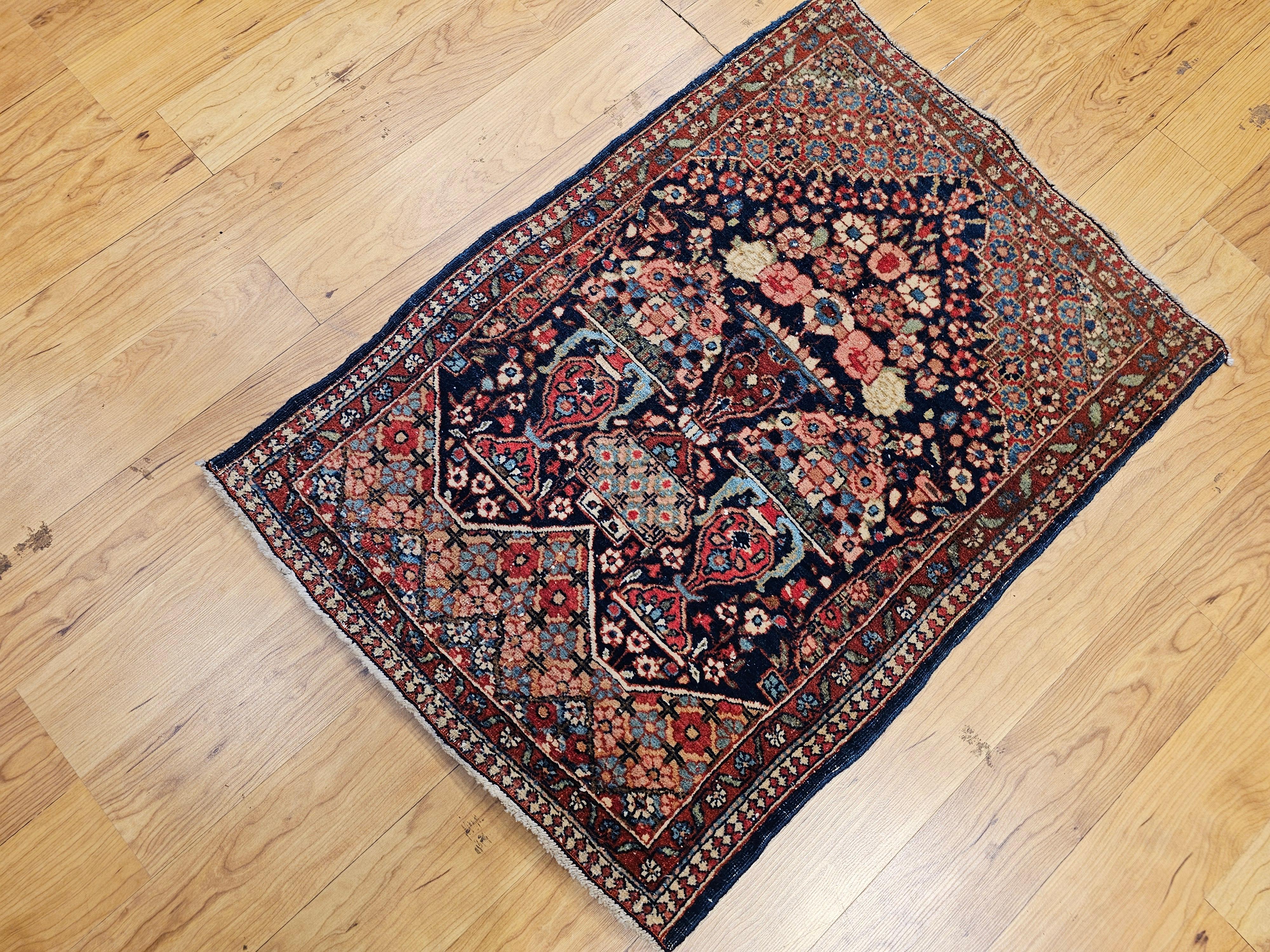 Tappeto con vaso pittorico persiano Isfahan dei primi anni del XX secolo in vendita 4