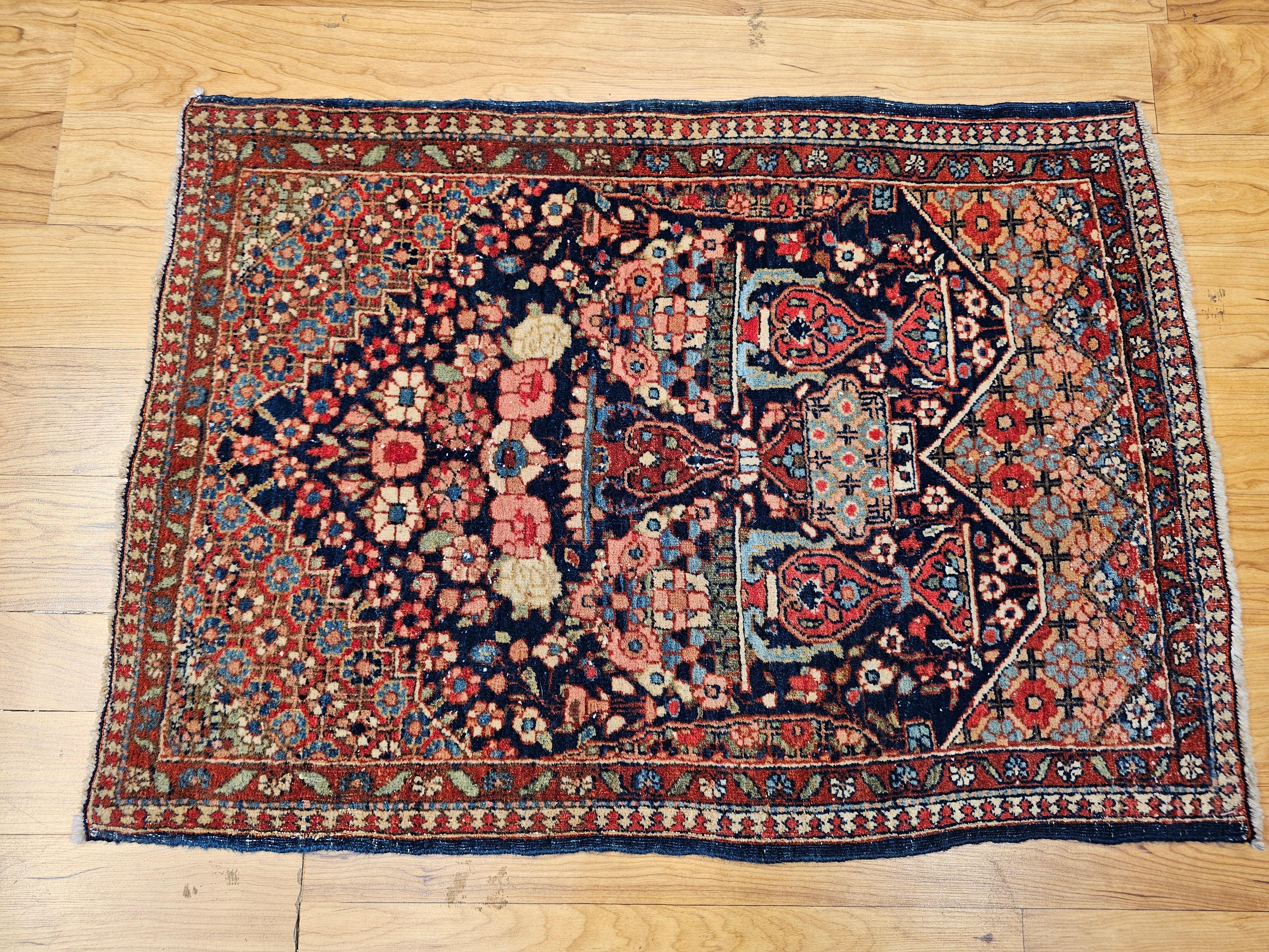 Tappeto con vaso pittorico persiano Isfahan dei primi anni del XX secolo in vendita 5