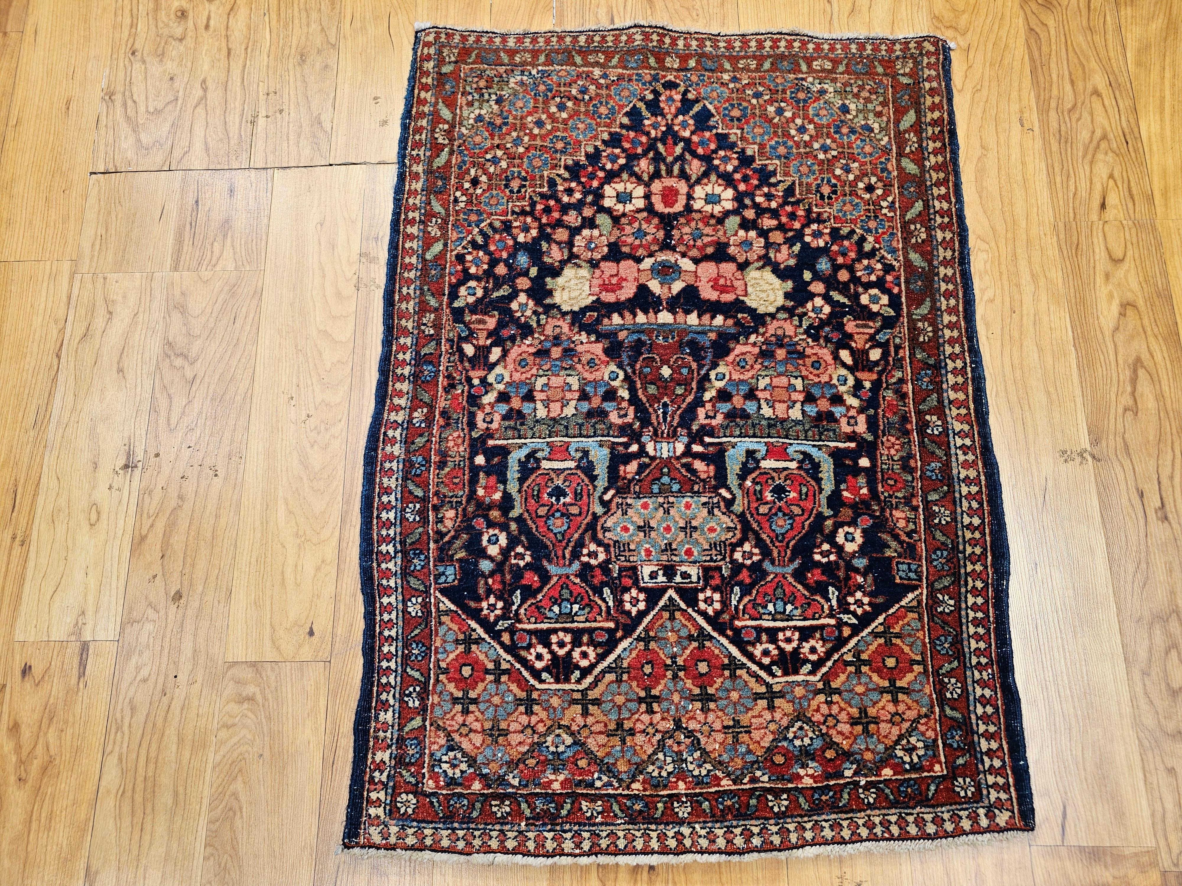 Tappeto con vaso pittorico persiano Isfahan dei primi anni del XX secolo in vendita 6