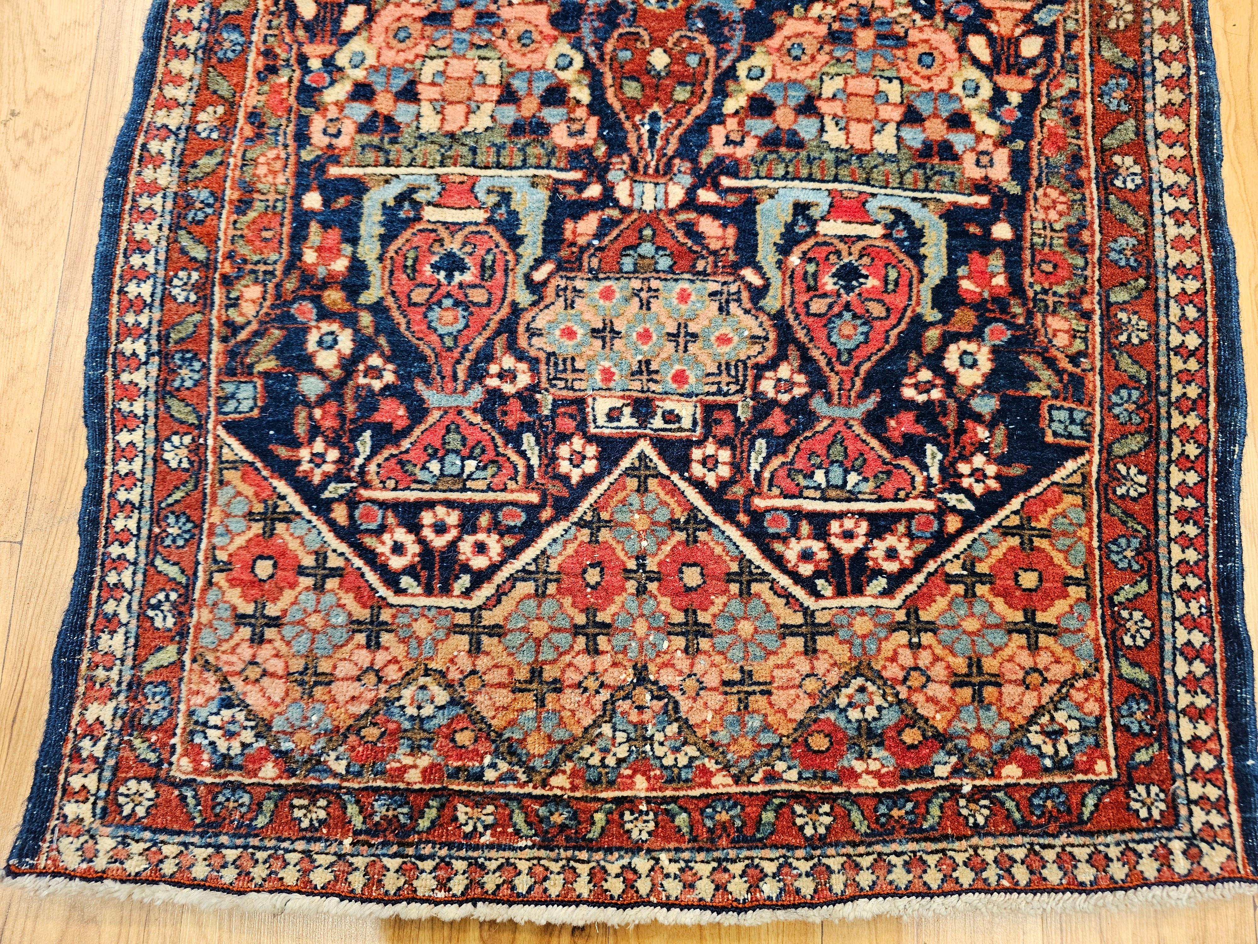 Persiano Tappeto con vaso pittorico persiano Isfahan dei primi anni del XX secolo in vendita