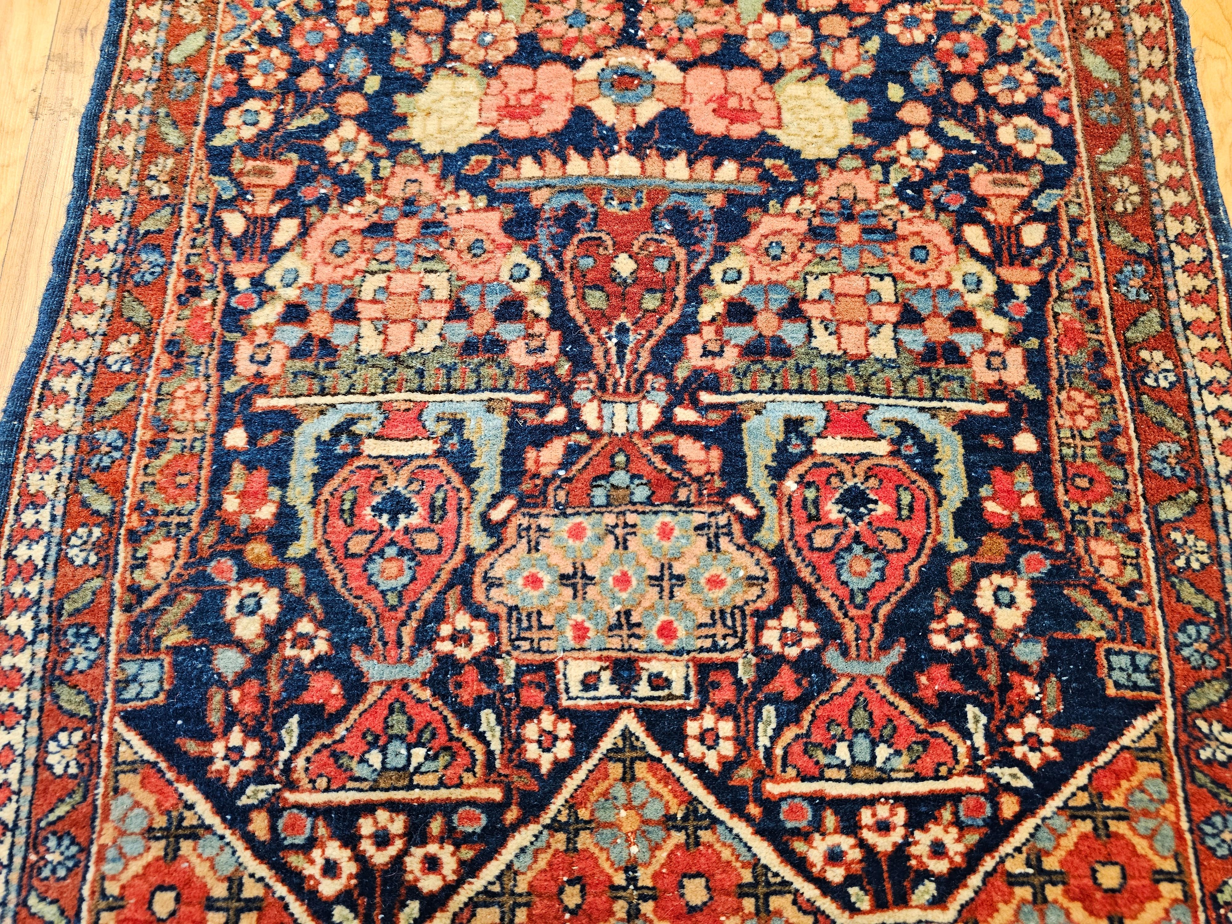 Tessuto a mano Tappeto con vaso pittorico persiano Isfahan dei primi anni del XX secolo in vendita