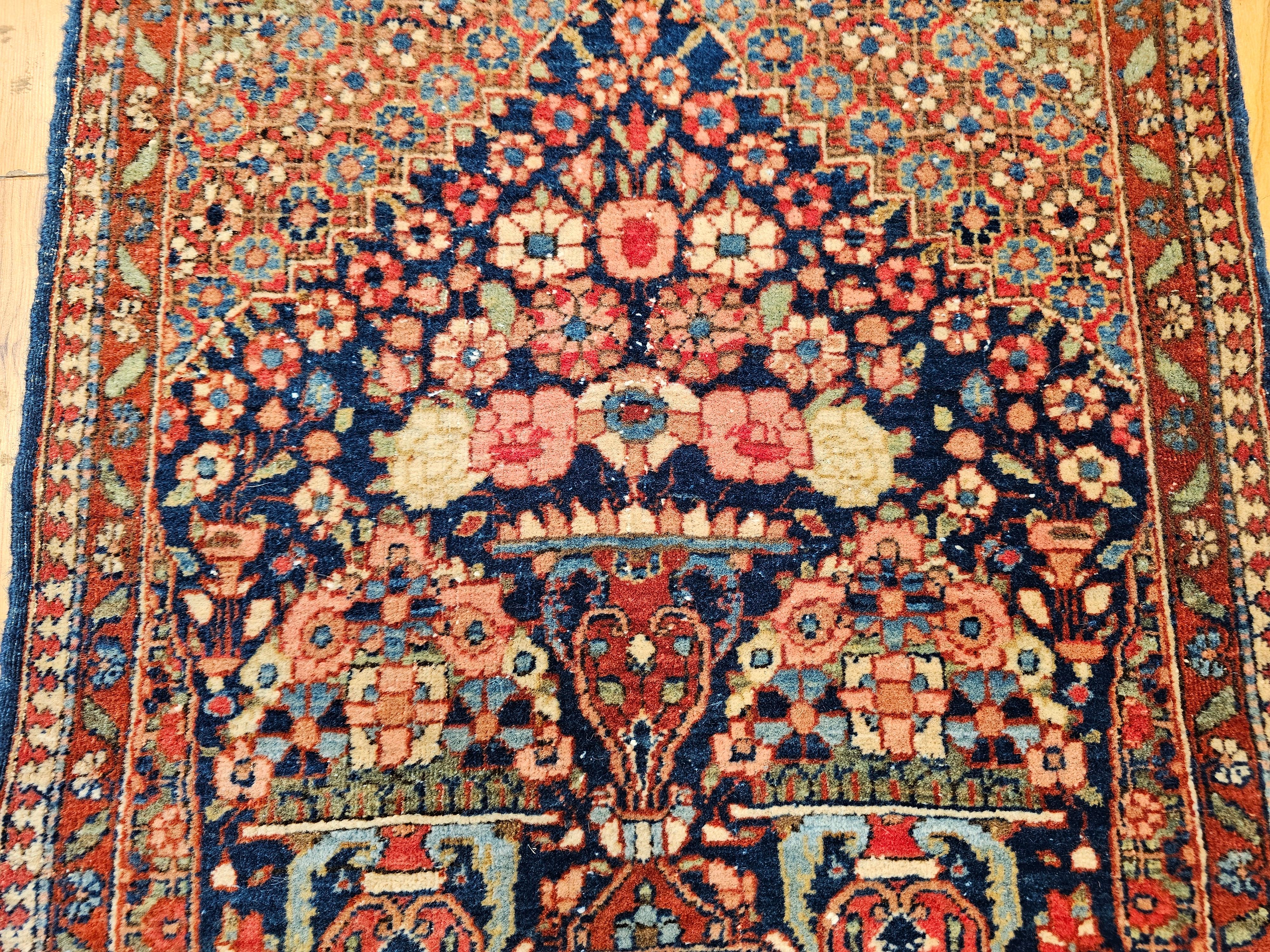 Tappeto con vaso pittorico persiano Isfahan dei primi anni del XX secolo In condizioni buone in vendita a Barrington, IL