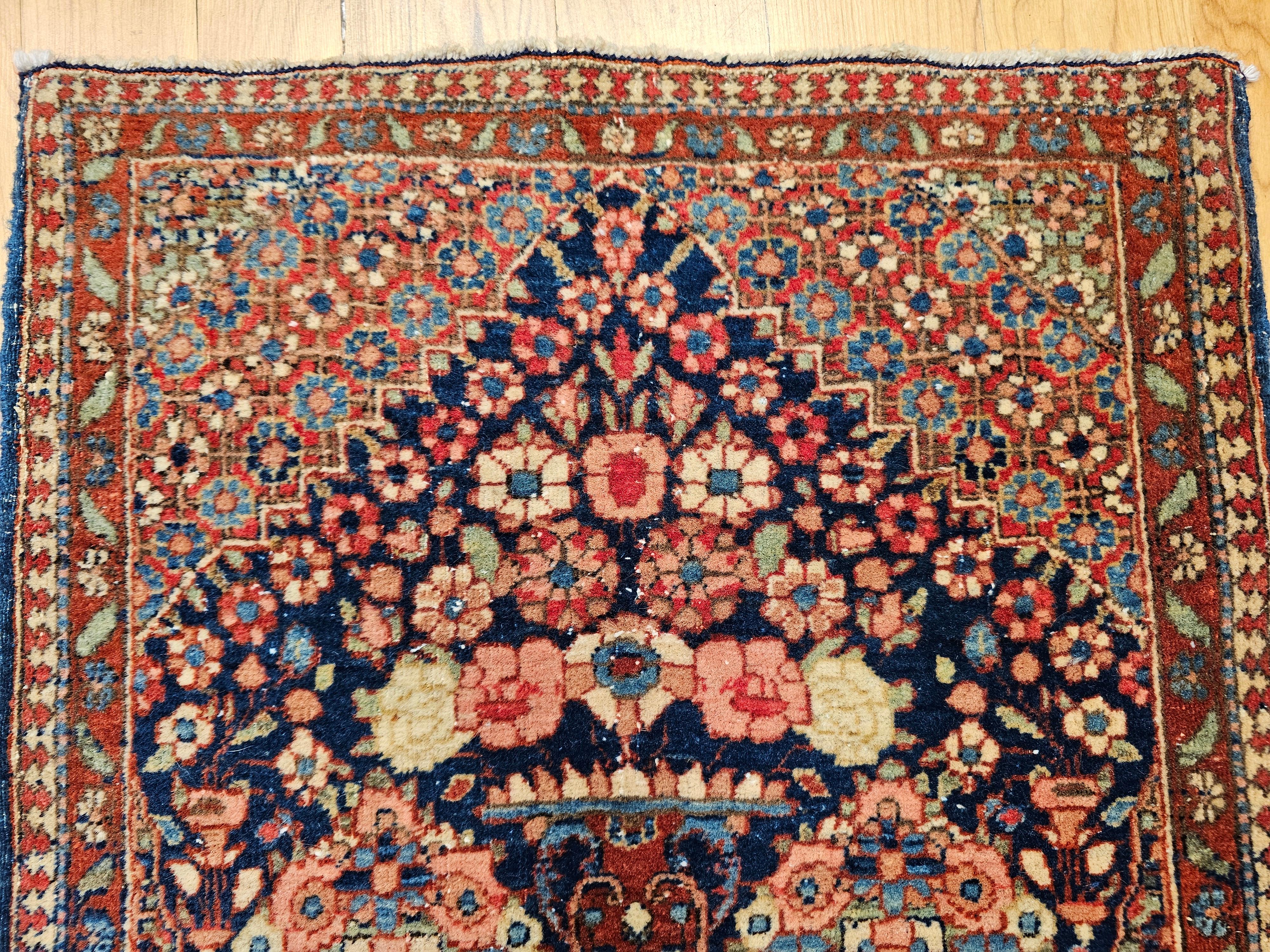 Lana Tappeto con vaso pittorico persiano Isfahan dei primi anni del XX secolo in vendita