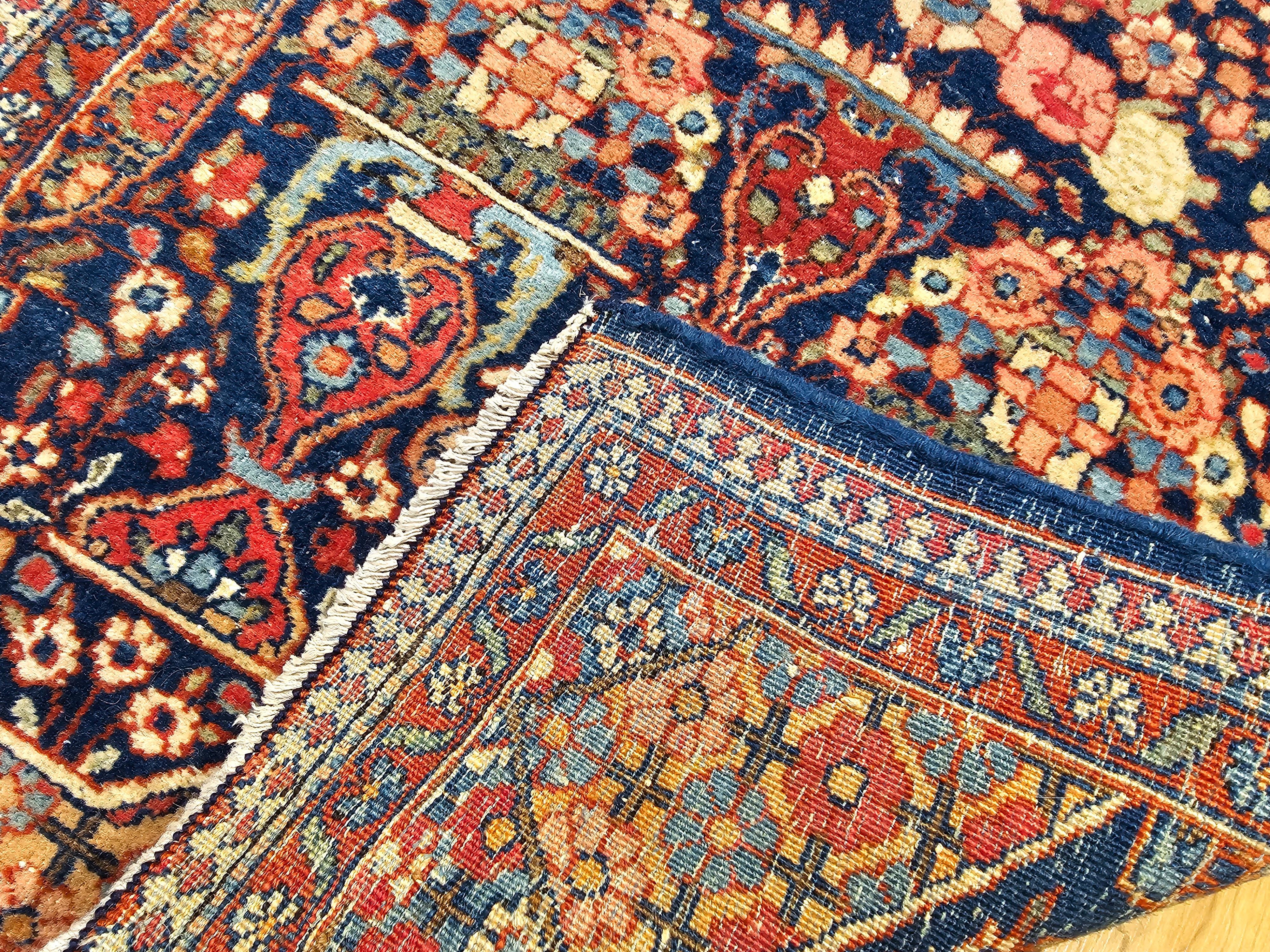 Tappeto con vaso pittorico persiano Isfahan dei primi anni del XX secolo in vendita 1
