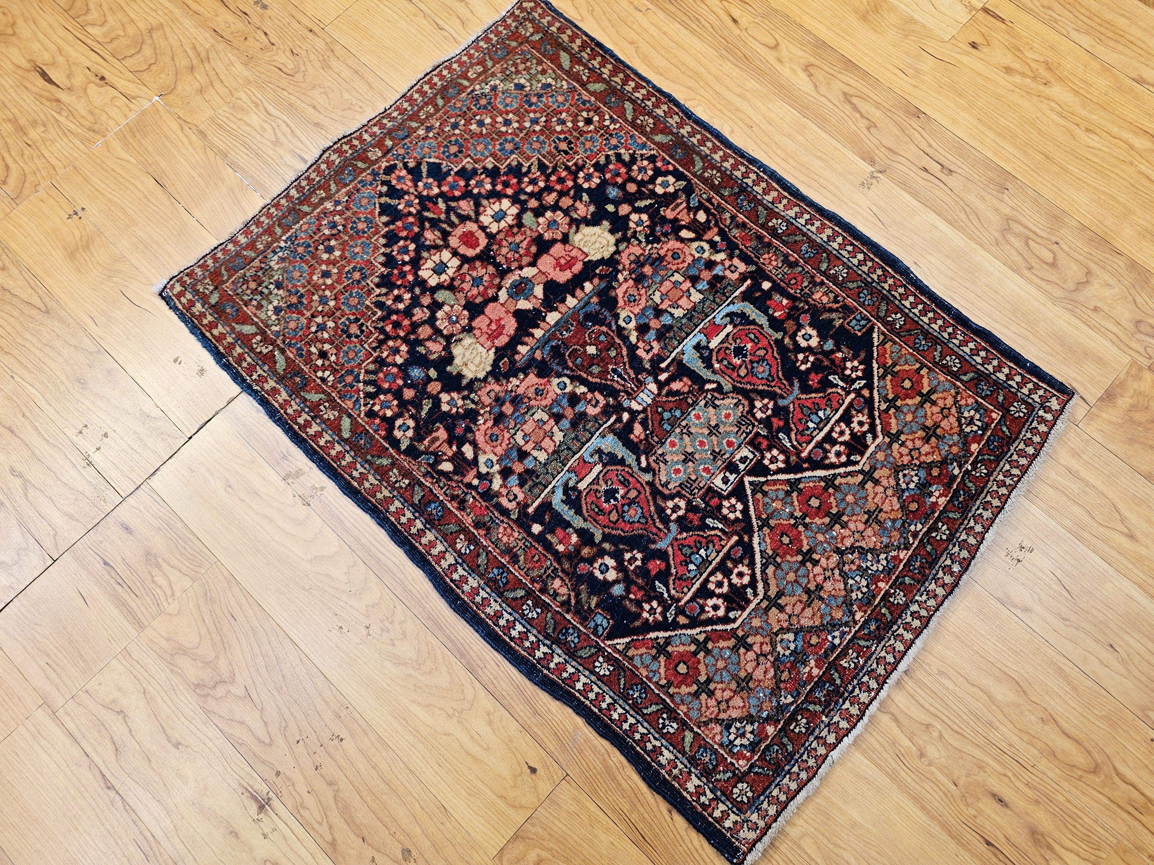 Tappeto con vaso pittorico persiano Isfahan dei primi anni del XX secolo in vendita 2