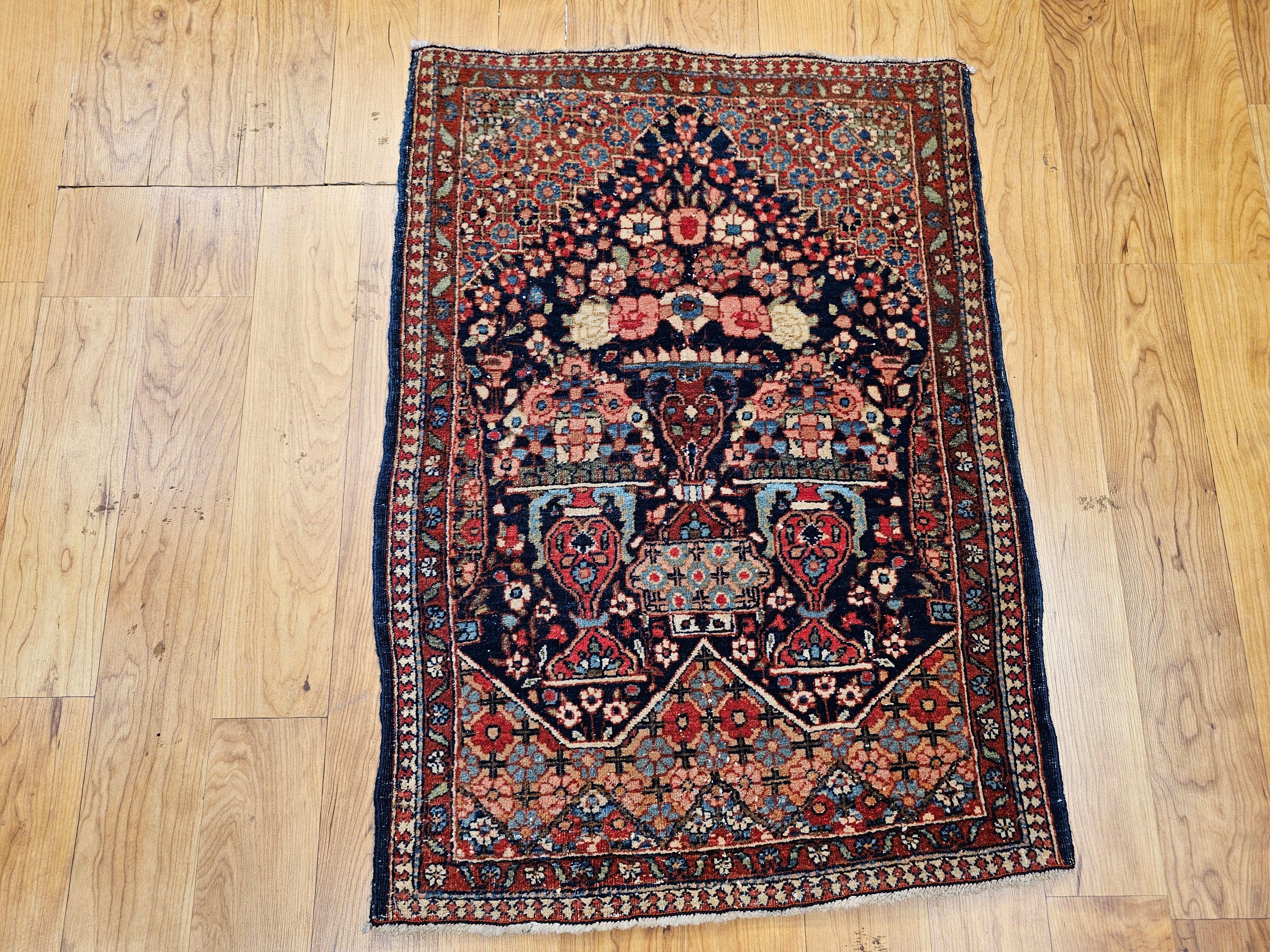 Tappeto con vaso pittorico persiano Isfahan dei primi anni del XX secolo in vendita 3