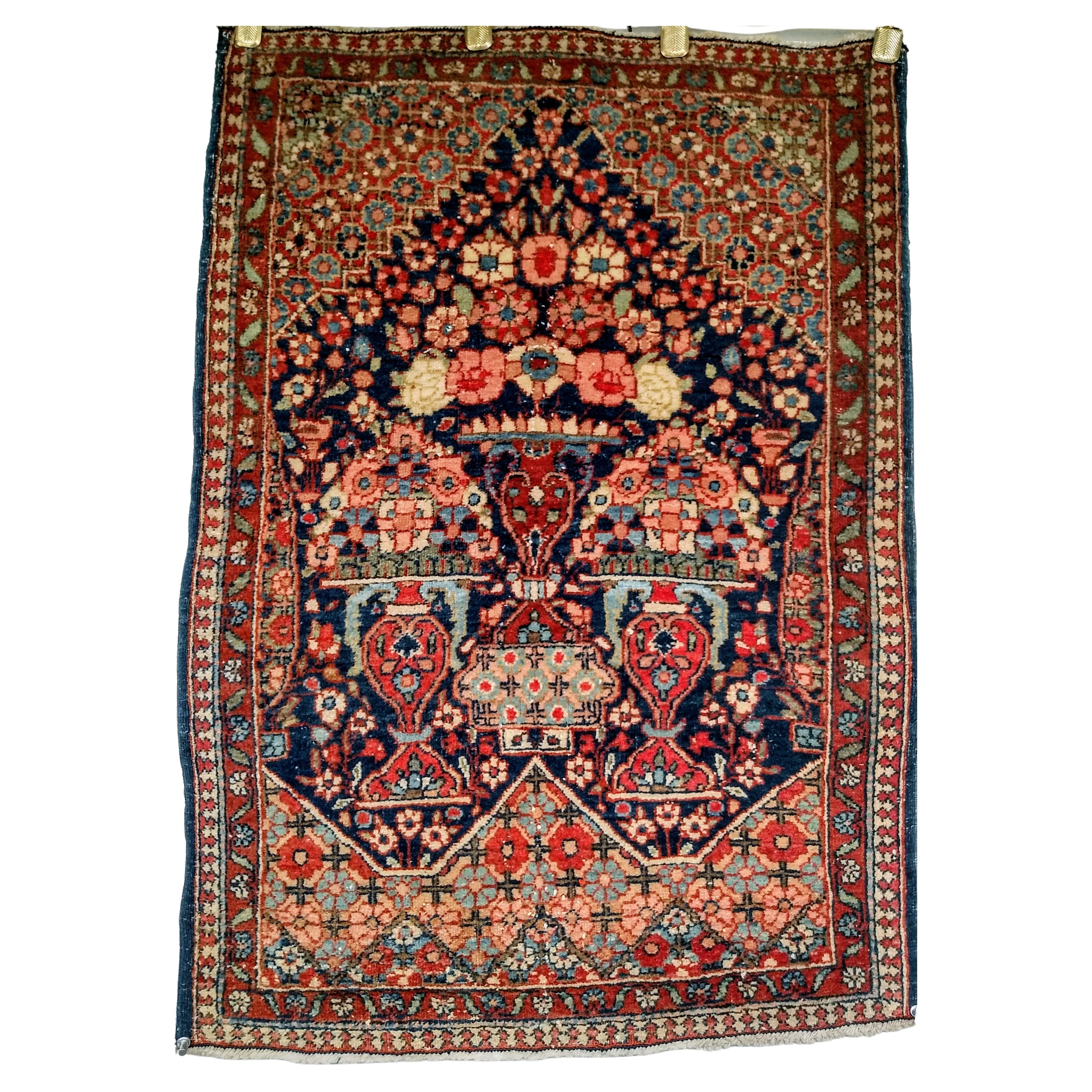 Tappeto con vaso pittorico persiano Isfahan dei primi anni del XX secolo in vendita