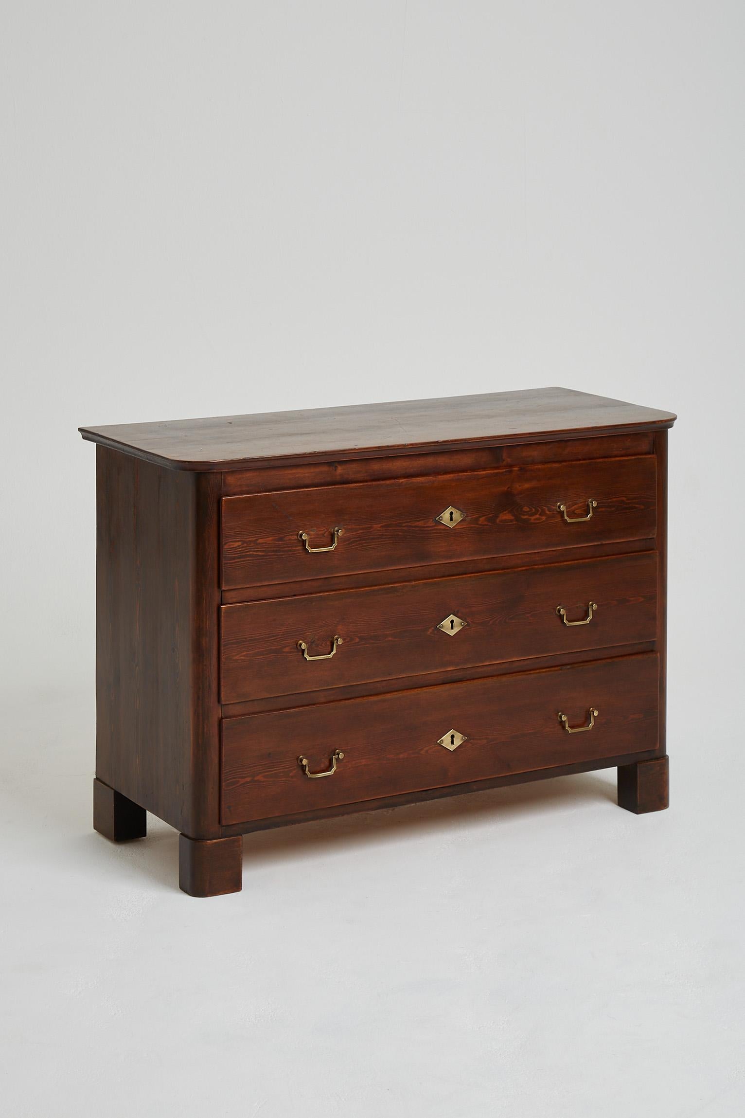 Early 20th Century Pine and Brass Chest of Drawers In Good Condition In London, GB