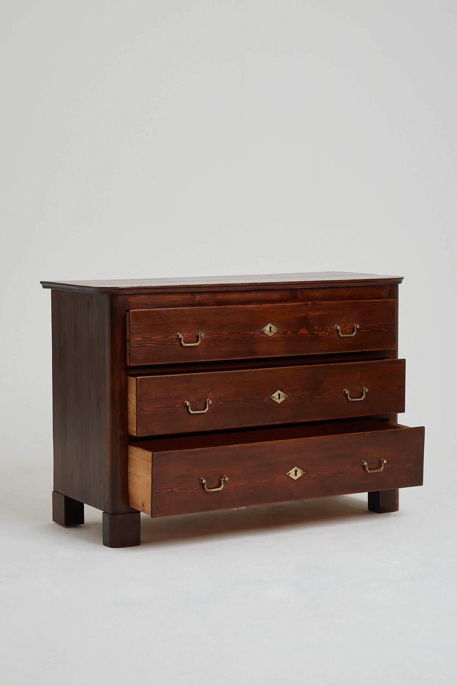 Early 20th Century Pine and Brass Chest of Drawers 1