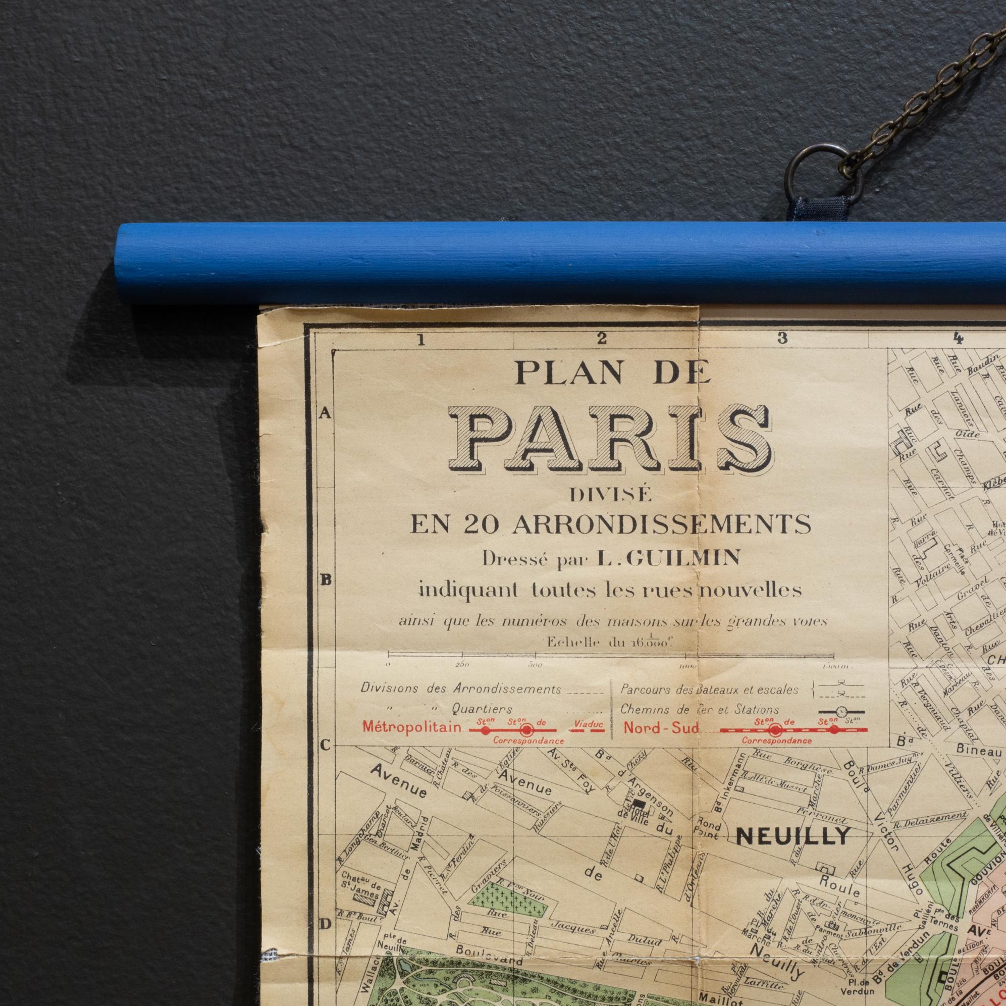 CIRCA

Una mappa originale pieghevole di Parigi su due tasselli e catena di sospensione. Con supporto in lino. 

    CREATOR Francia di L. Guilmin. Parigi, Francia. 
    DATA DI FABBRICAZIONE 1920 circa.
    MATERIALI E TECNICHE Wood, Carta.
   