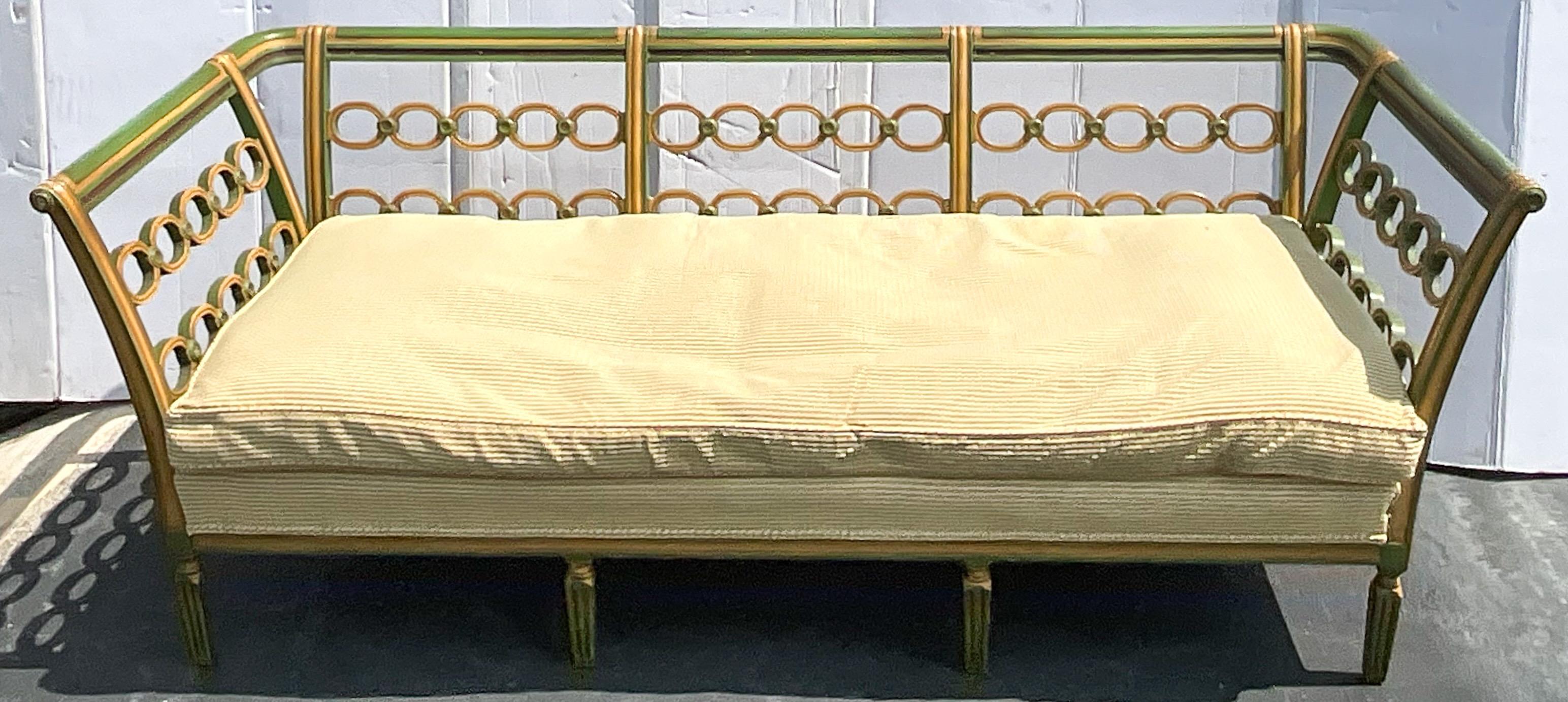 Frühes 20. Jahrhundert Regency-Stil geschnitzt und handbemalt Sofa / Settee Down-Kissen im Zustand „Gut“ im Angebot in Kennesaw, GA