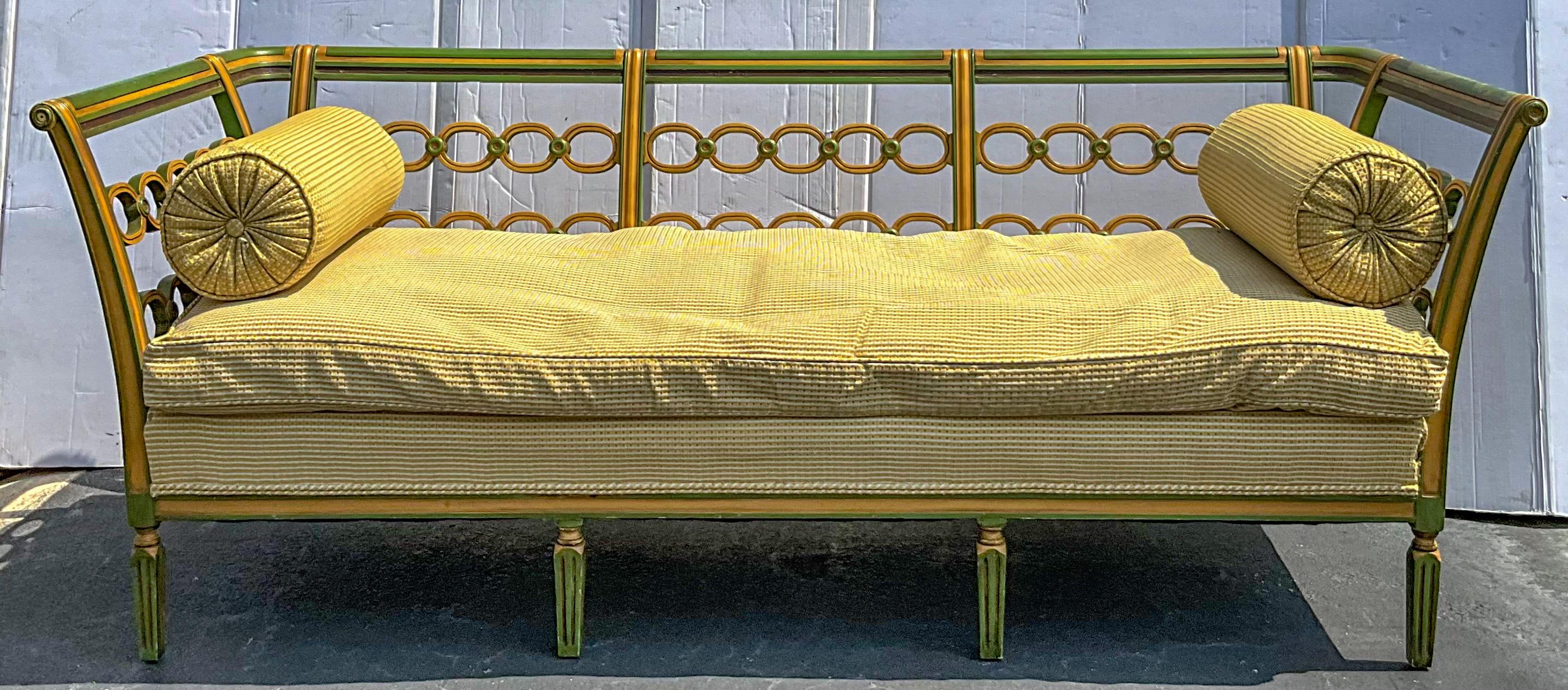 Frühes 20. Jahrhundert Regency-Stil geschnitzt und handbemalt Sofa / Settee Down-Kissen im Angebot 1