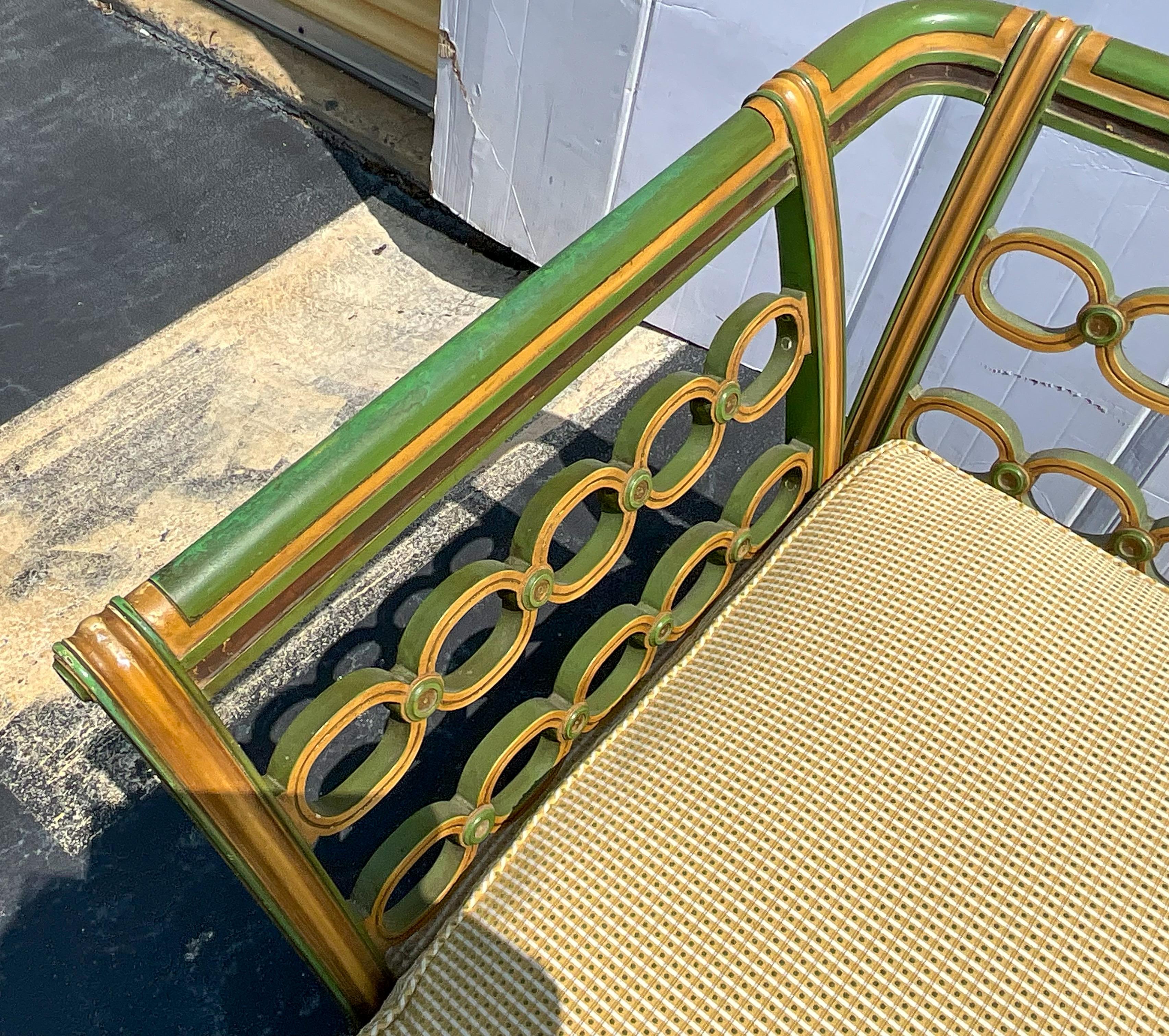 Début 20ème C. Regency Style sculpté et peint à la main Sofa / Settee Down Cushion en vente 1