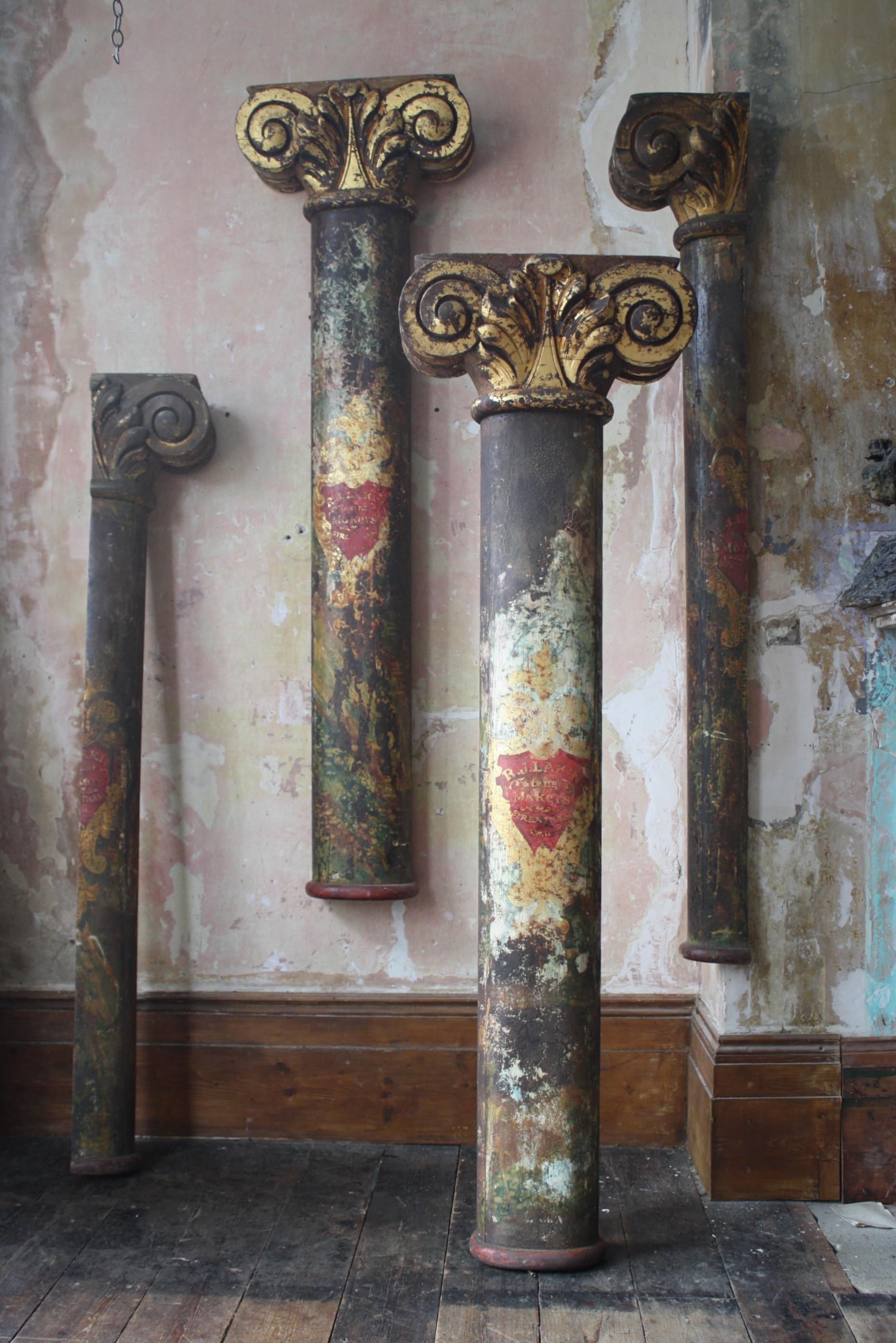 Un groupe vraiment fantastique de piliers de foire décoratifs totalement originaux et intacts, fabriqués par la tristement célèbre Robert J Lakin Company, 67 Besley Street, Streatham, Londres.

Les piliers sont creux, avec des chapiteaux
