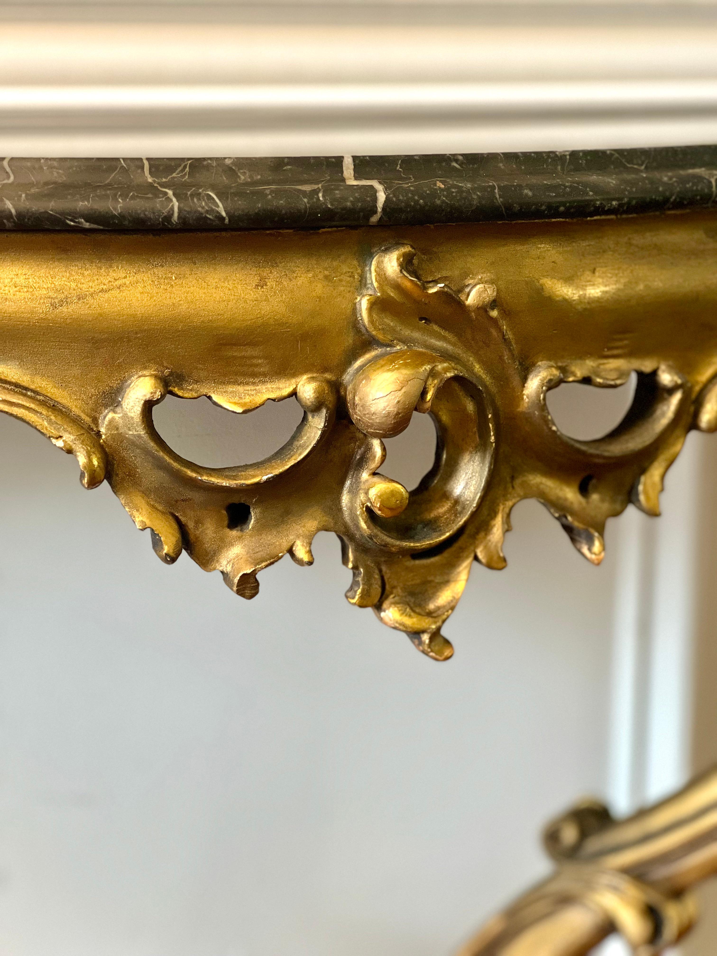 Consola italiana rococó de pared con tapa de mármol tallada en madera dorada, Principios del S. XX en venta 3