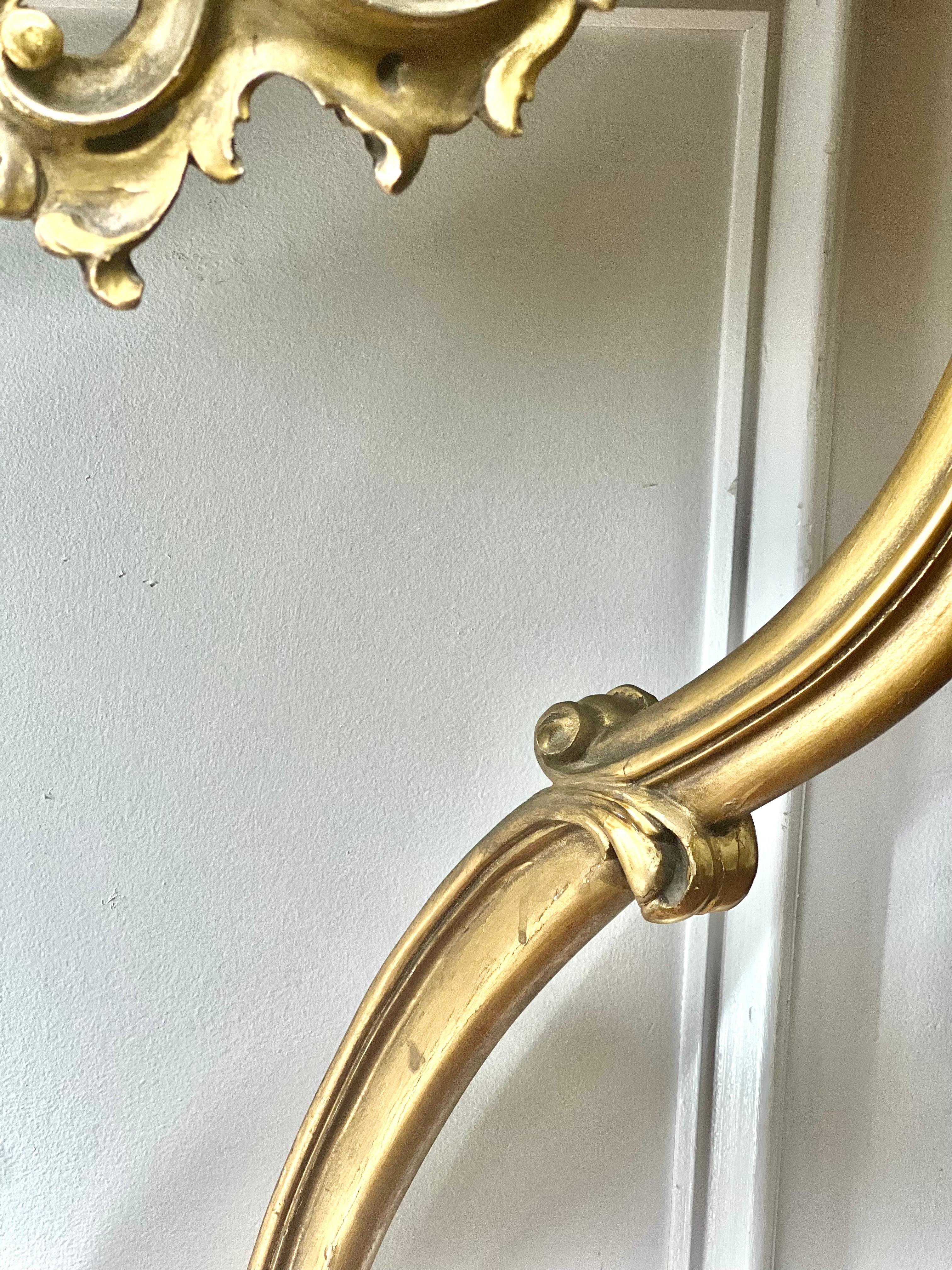 Consola italiana rococó de pared con tapa de mármol tallada en madera dorada, Principios del S. XX en venta 4