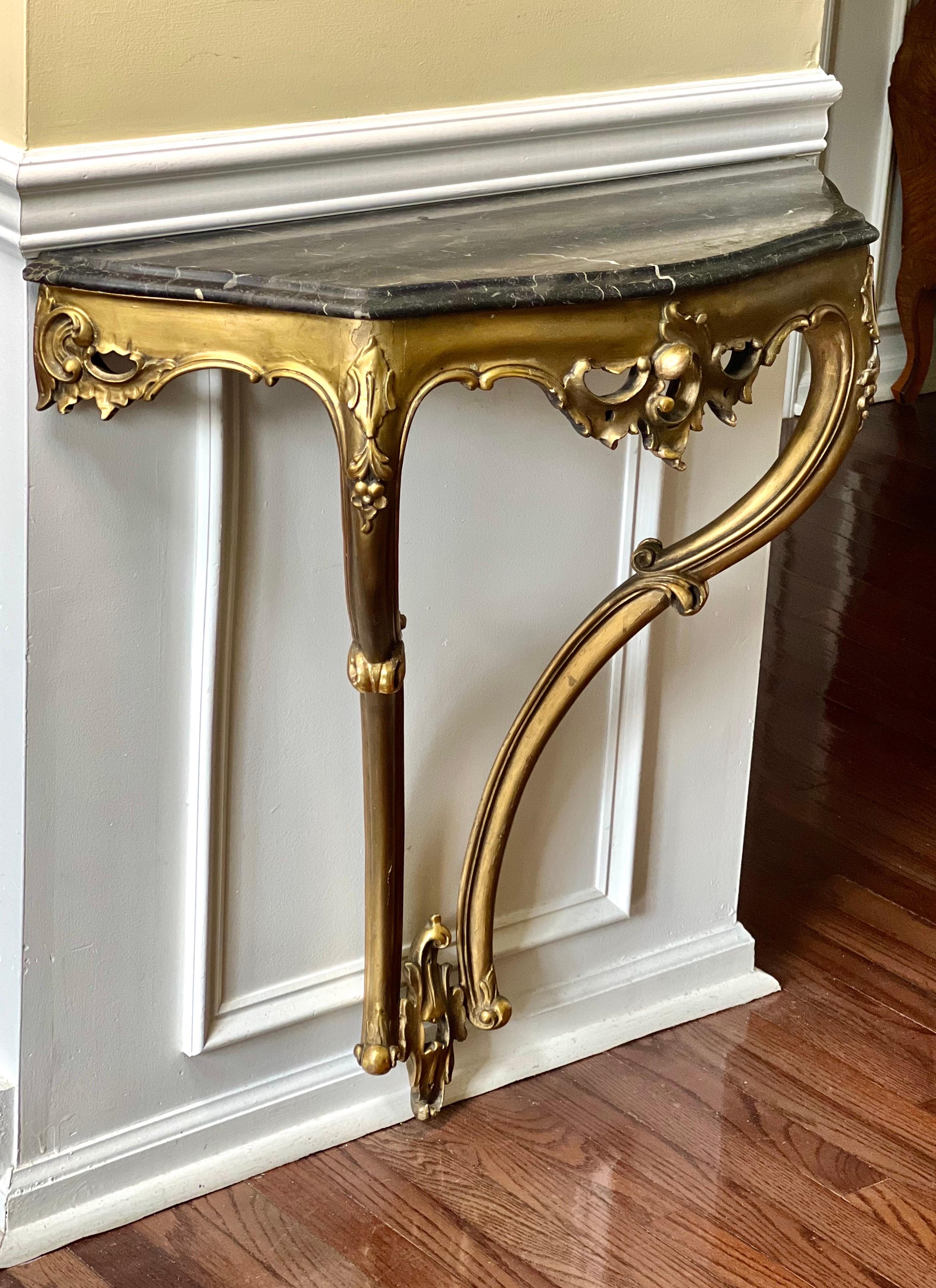 Consola italiana rococó de pared con tapa de mármol tallada en madera dorada, Principios del S. XX en venta 6