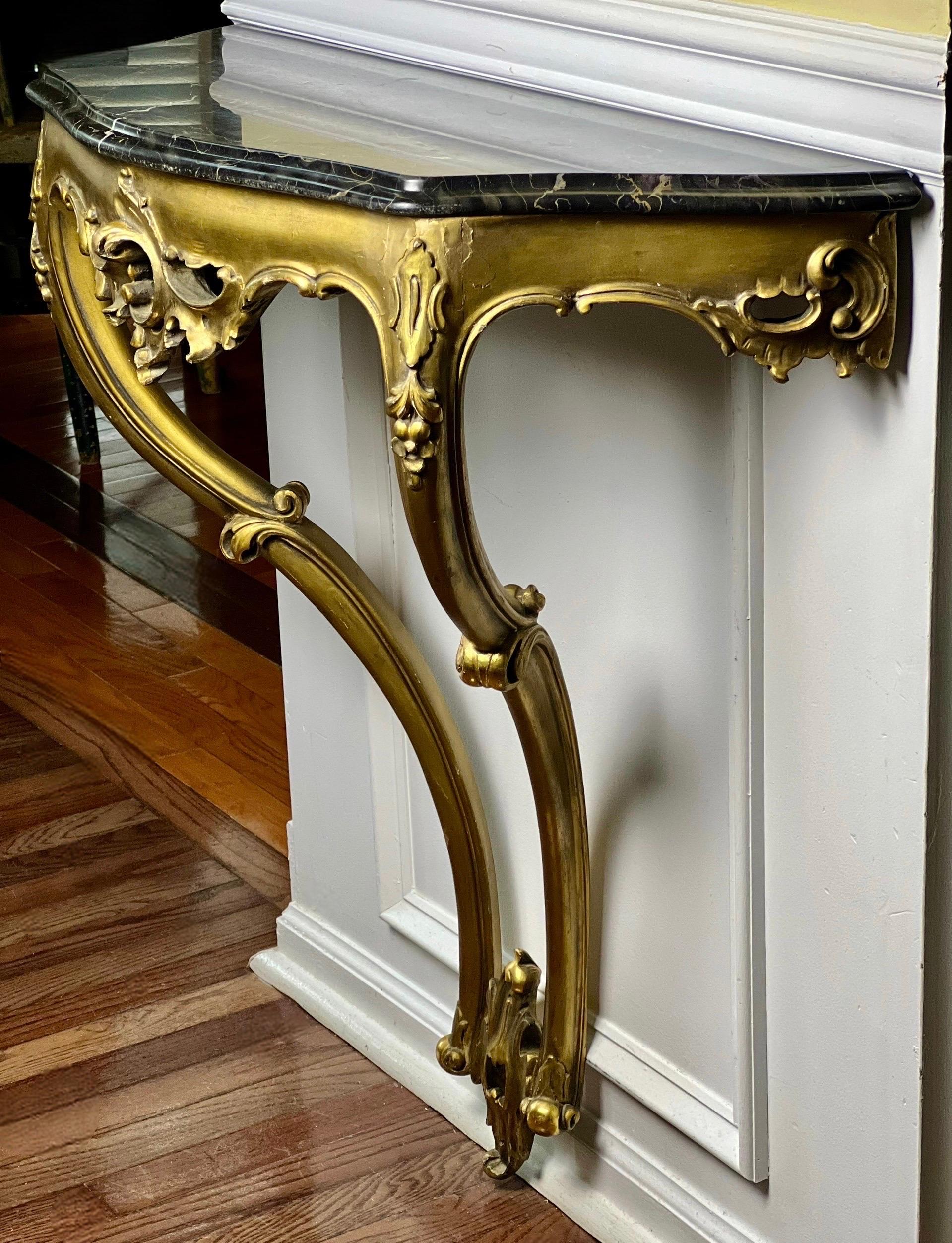 Consola italiana rococó de pared con tapa de mármol tallada en madera dorada, Principios del S. XX Rococó en venta
