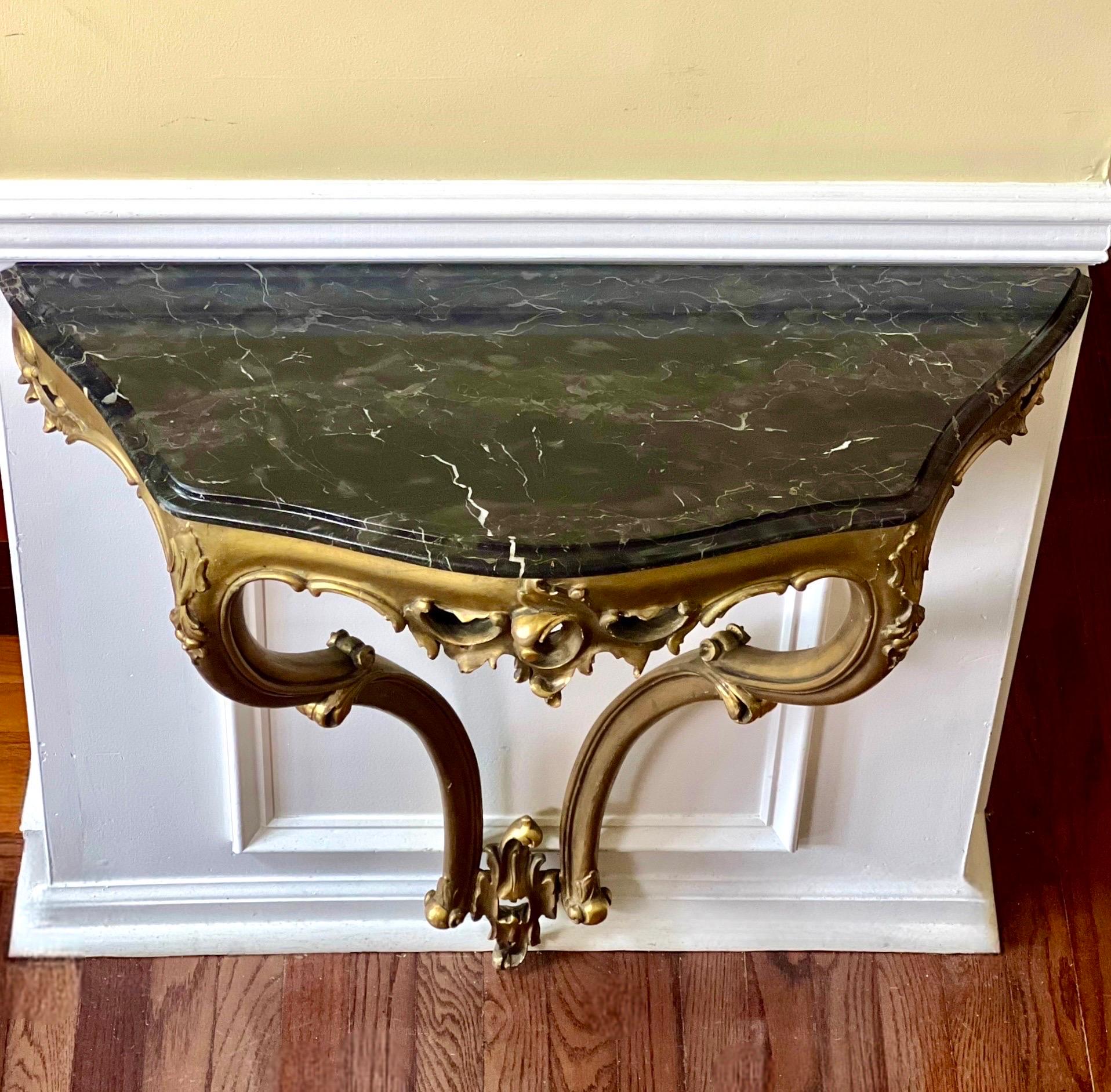 Consola italiana rococó de pared con tapa de mármol tallada en madera dorada, Principios del S. XX Italiano en venta