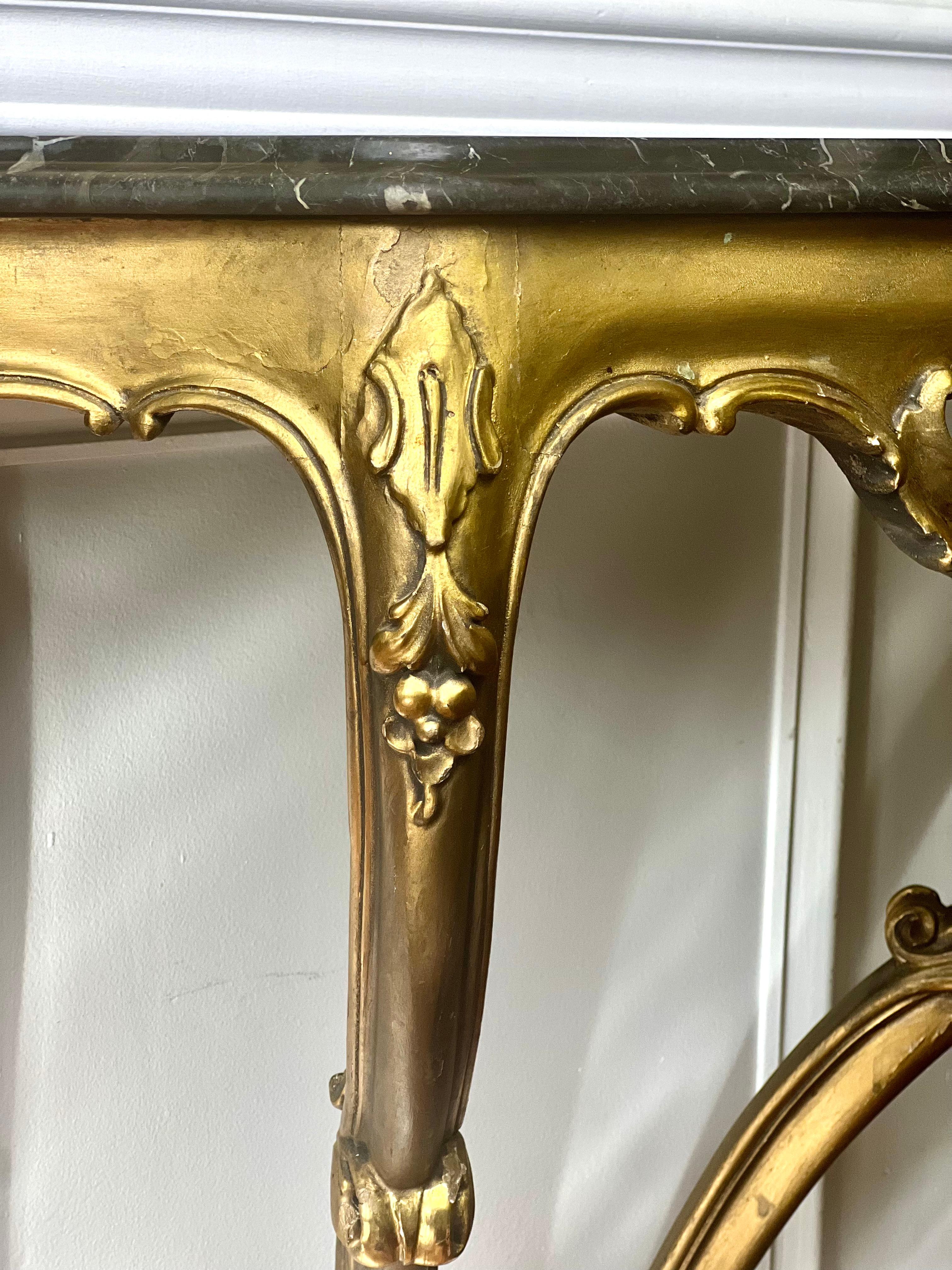 Consola italiana rococó de pared con tapa de mármol tallada en madera dorada, Principios del S. XX en Bueno estado para la venta en Doylestown, PA
