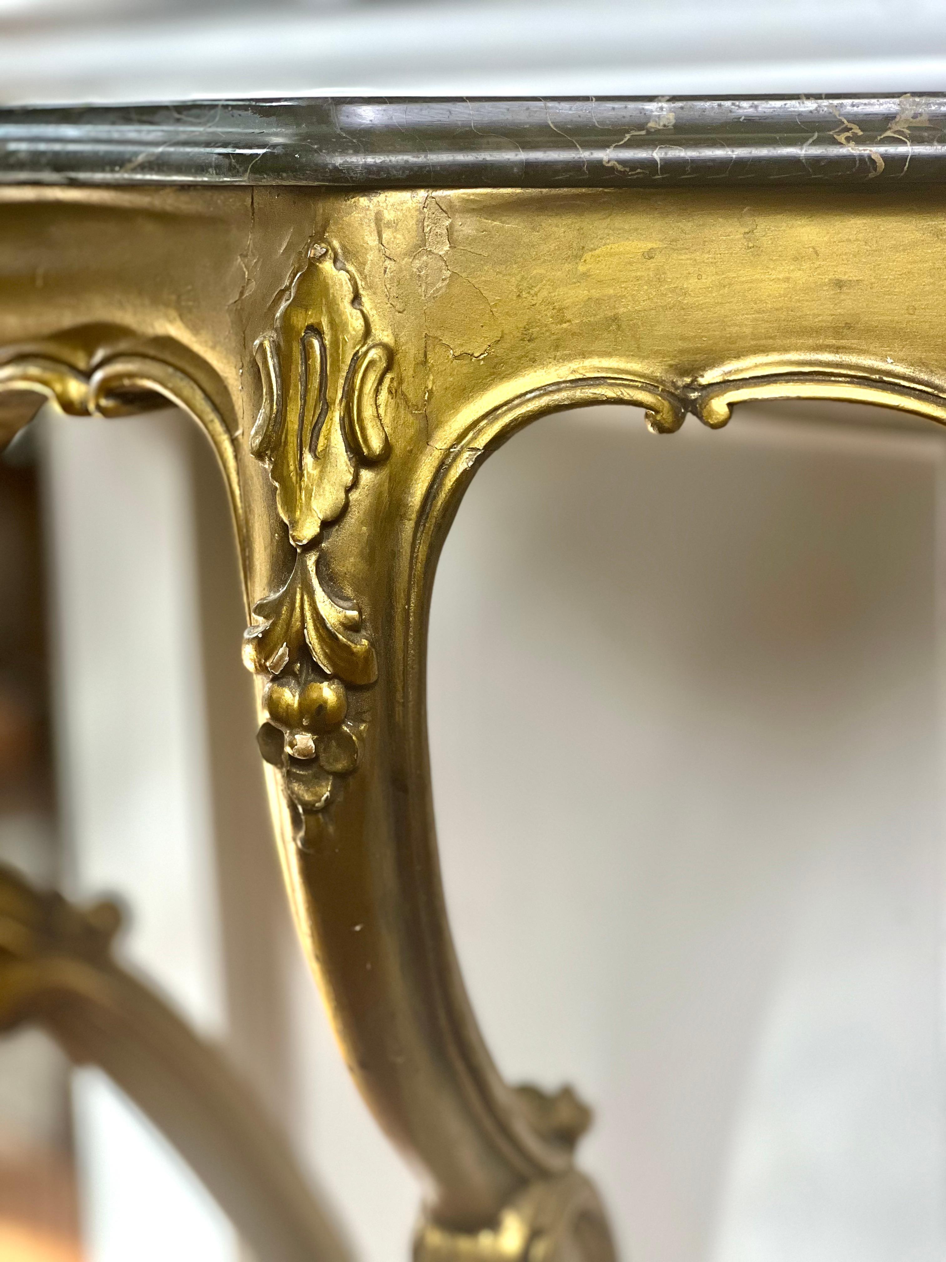 Consola italiana rococó de pared con tapa de mármol tallada en madera dorada, Principios del S. XX siglo XX en venta