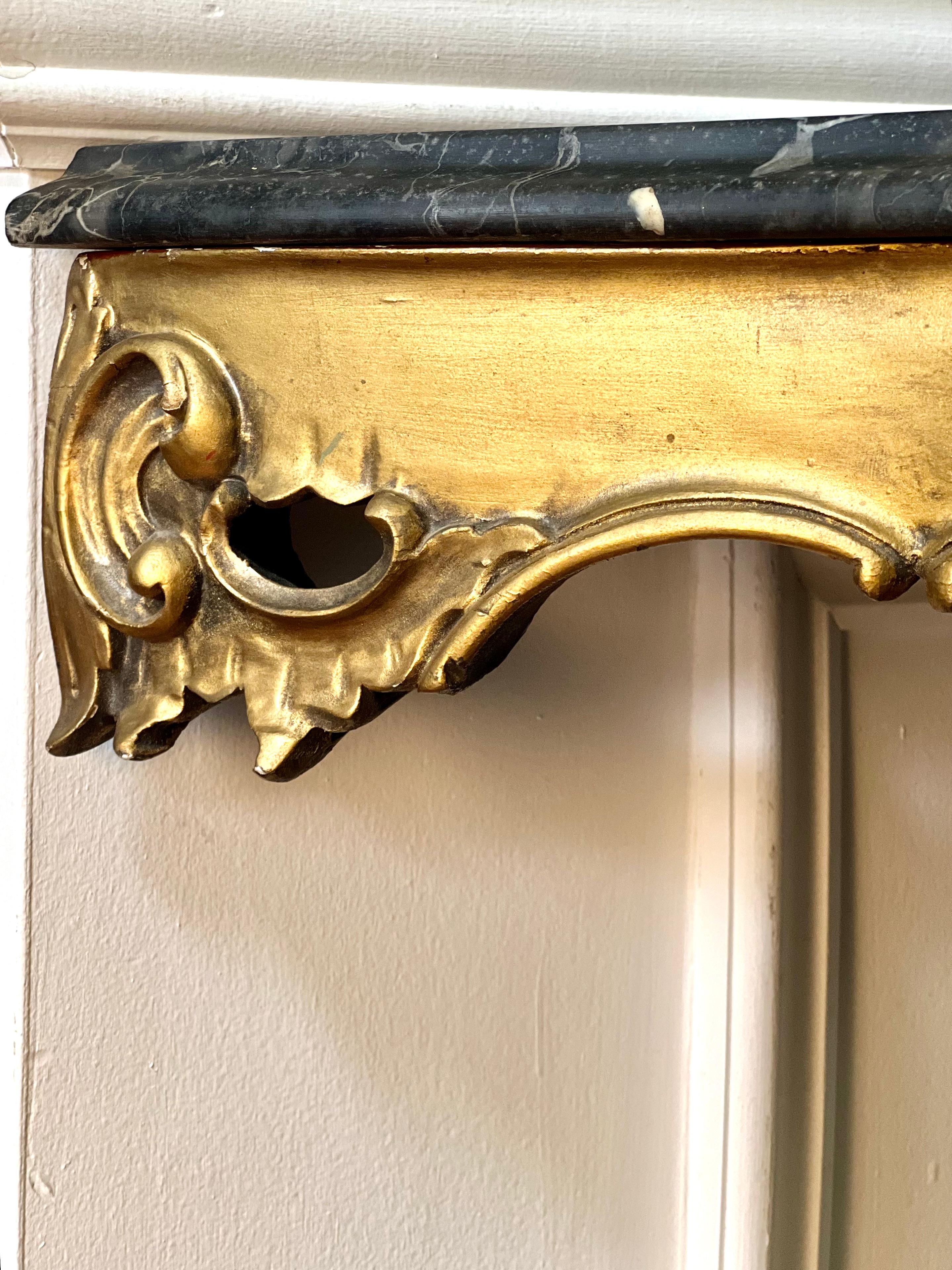 Consola italiana rococó de pared con tapa de mármol tallada en madera dorada, Principios del S. XX Mármol en venta