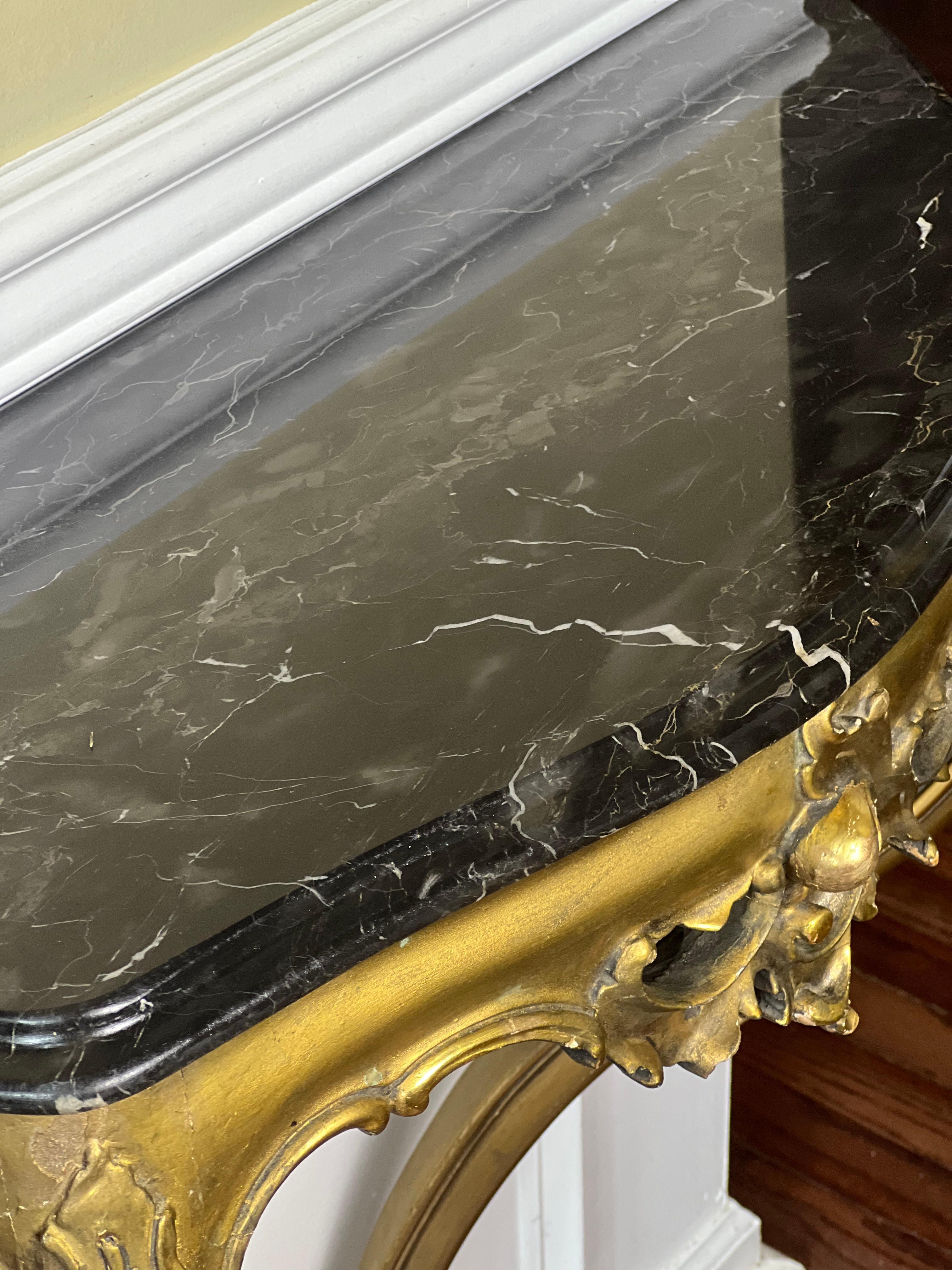 Consola italiana rococó de pared con tapa de mármol tallada en madera dorada, Principios del S. XX en venta 1
