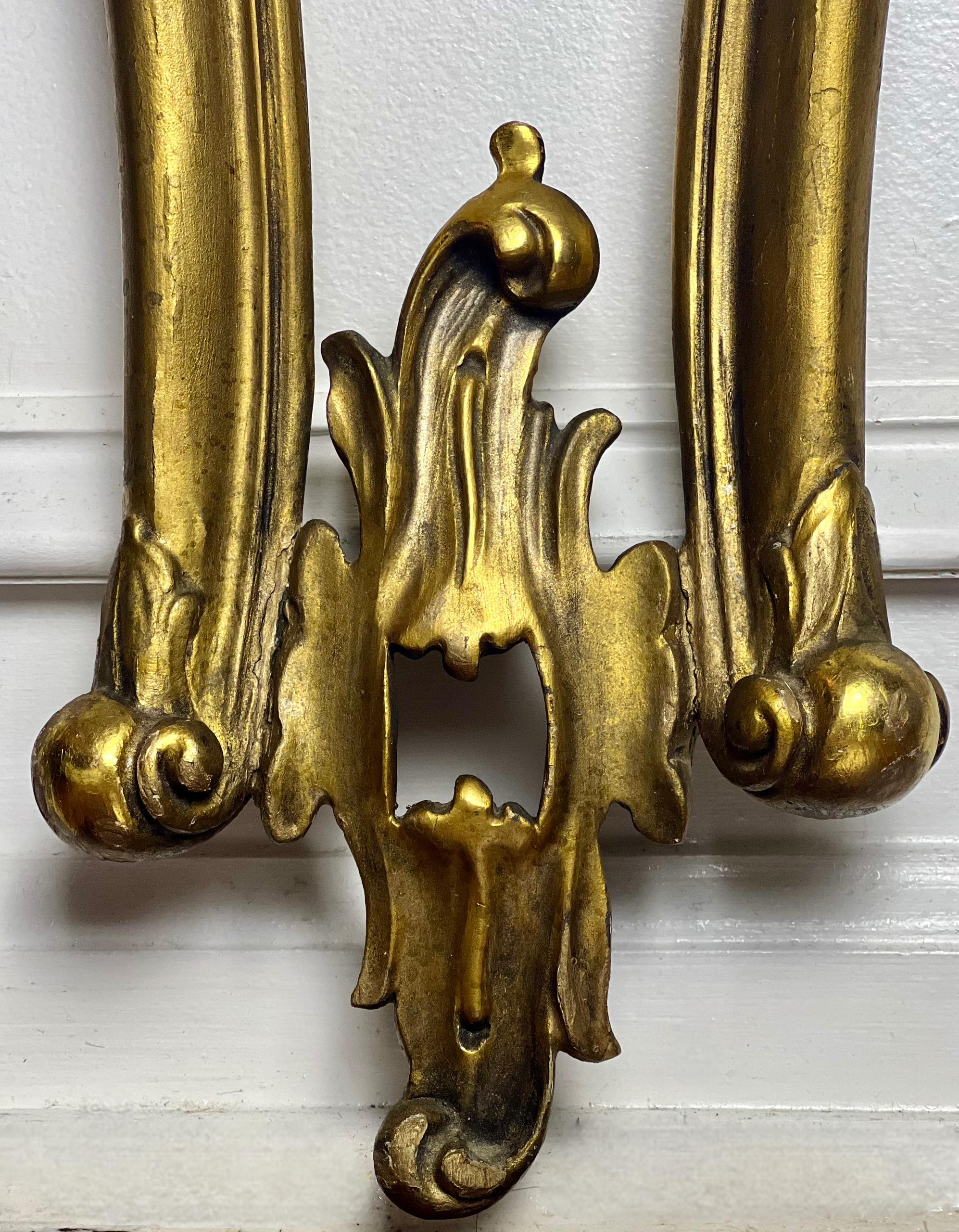 Consola italiana rococó de pared con tapa de mármol tallada en madera dorada, Principios del S. XX en venta 2