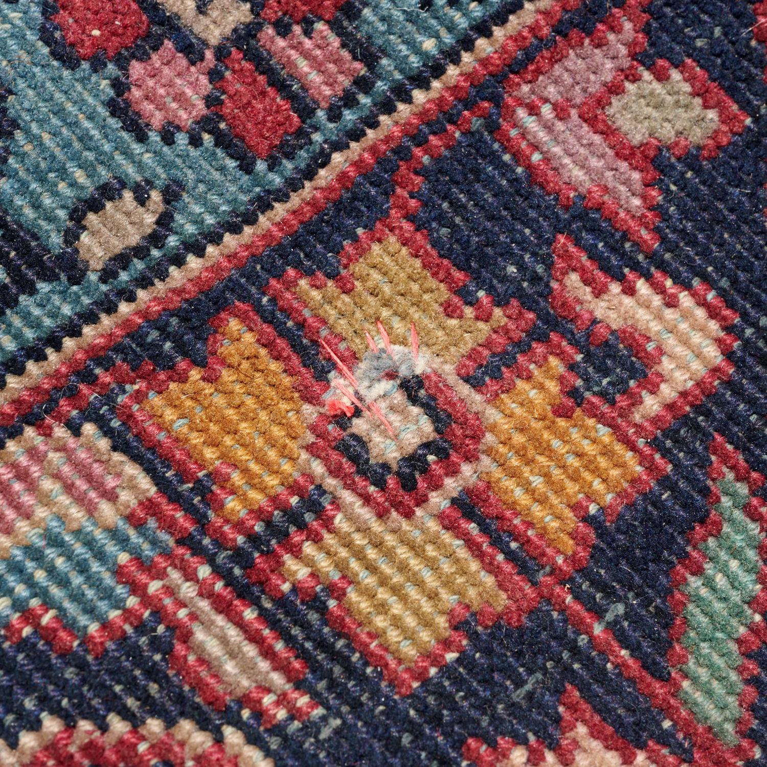 Kashan-Teppich in Zimmergröße des frühen 20. Jahrhunderts – verschnörkelte Blumenranken auf rotem Grund im Angebot 2