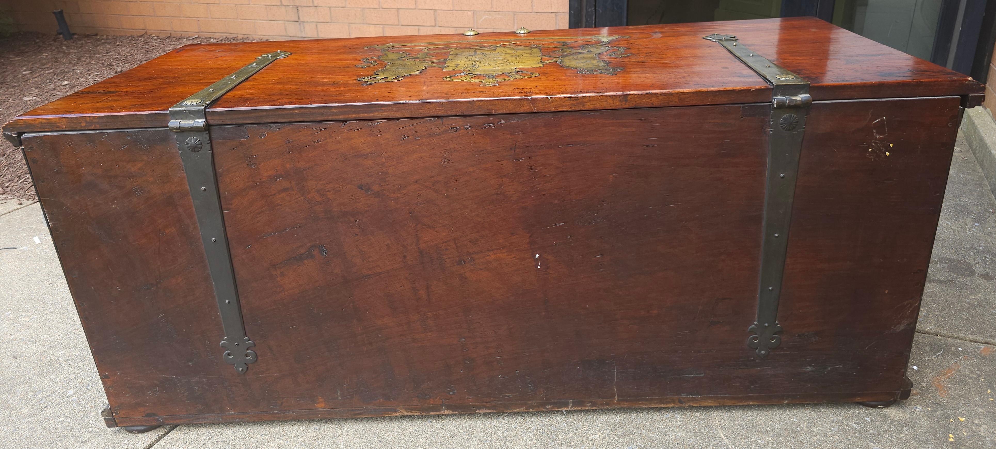 Stemma reale olandese intarsiato in ottone e teak, grande scrigno di stoccaggio dei primi anni del XX secolo in vendita 4