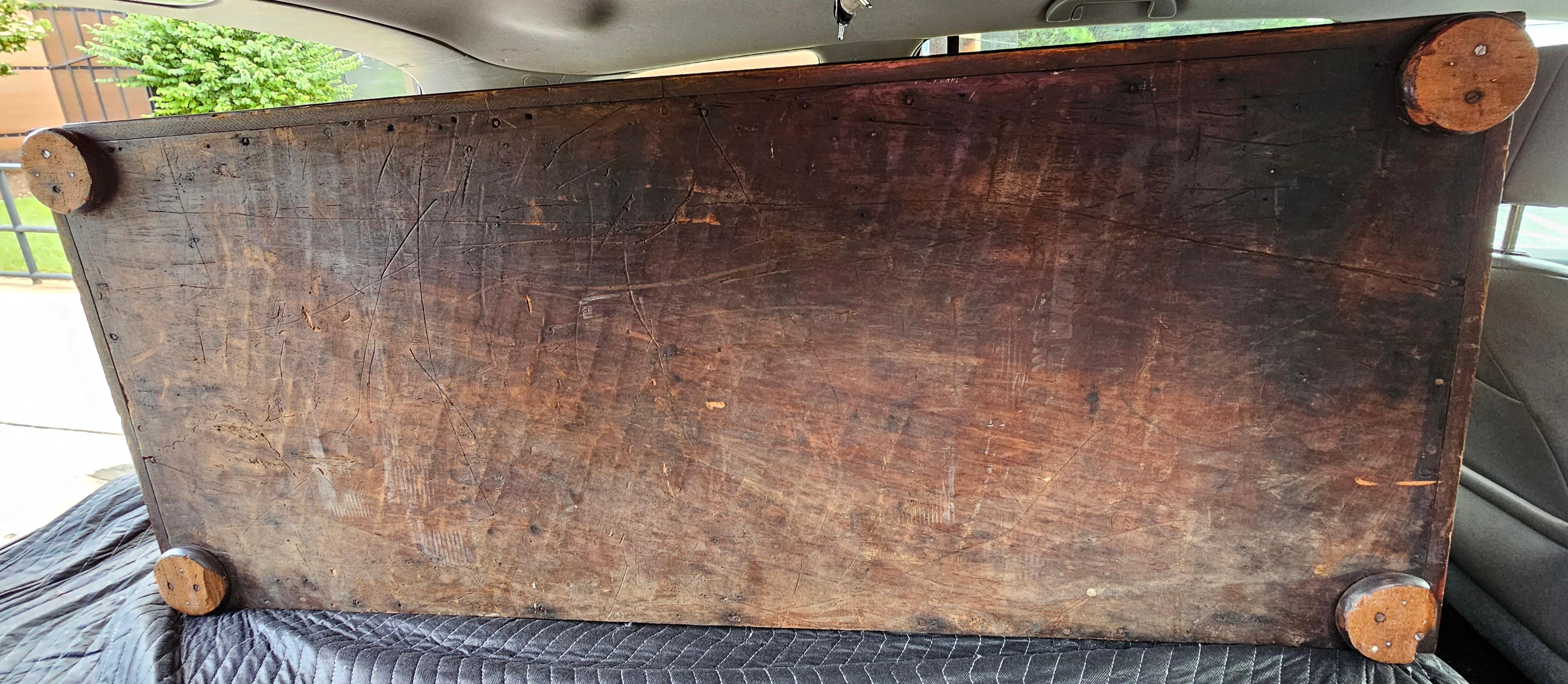 Stemma reale olandese intarsiato in ottone e teak, grande scrigno di stoccaggio dei primi anni del XX secolo in vendita 5