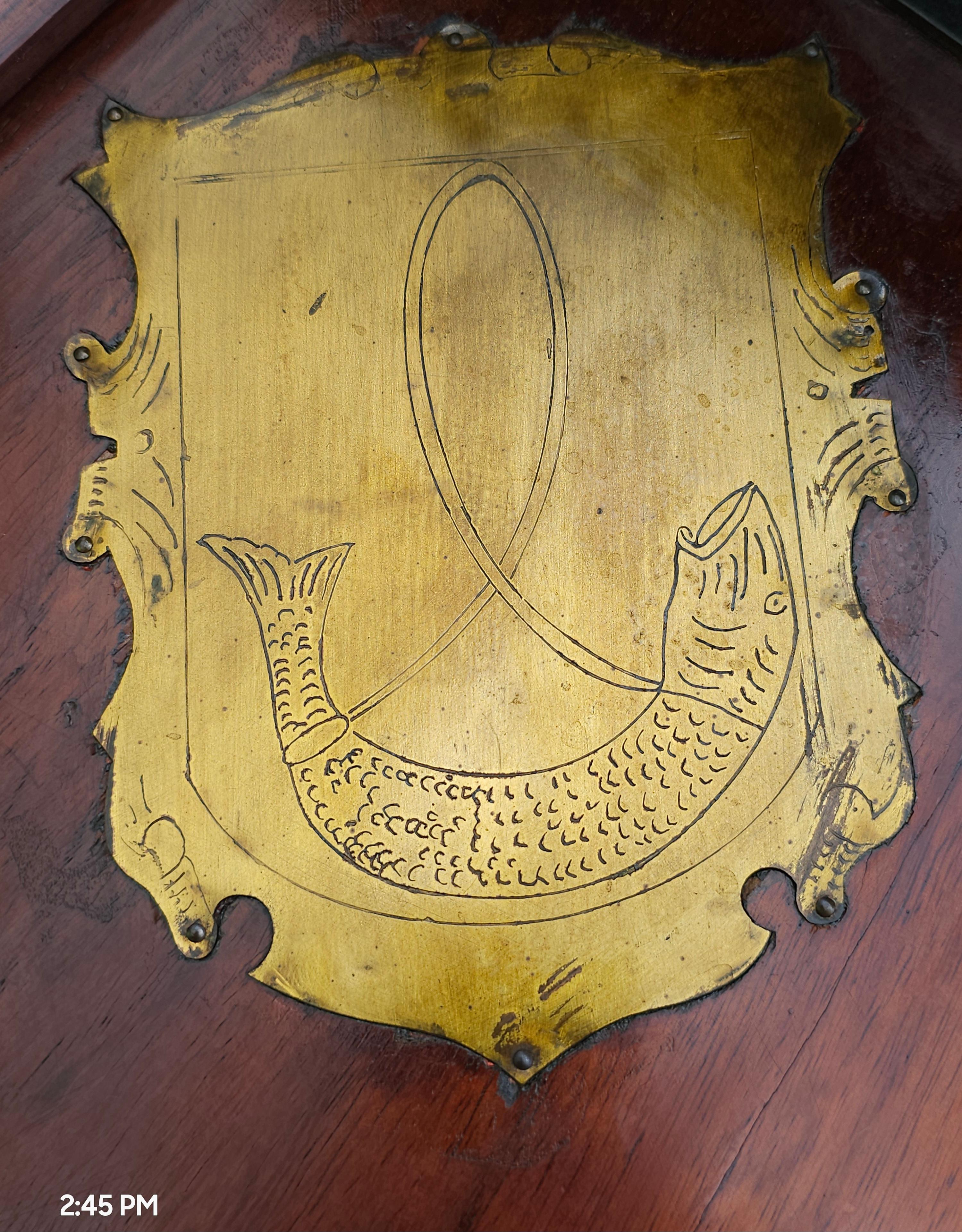 Stemma reale olandese intarsiato in ottone e teak, grande scrigno di stoccaggio dei primi anni del XX secolo in vendita 8