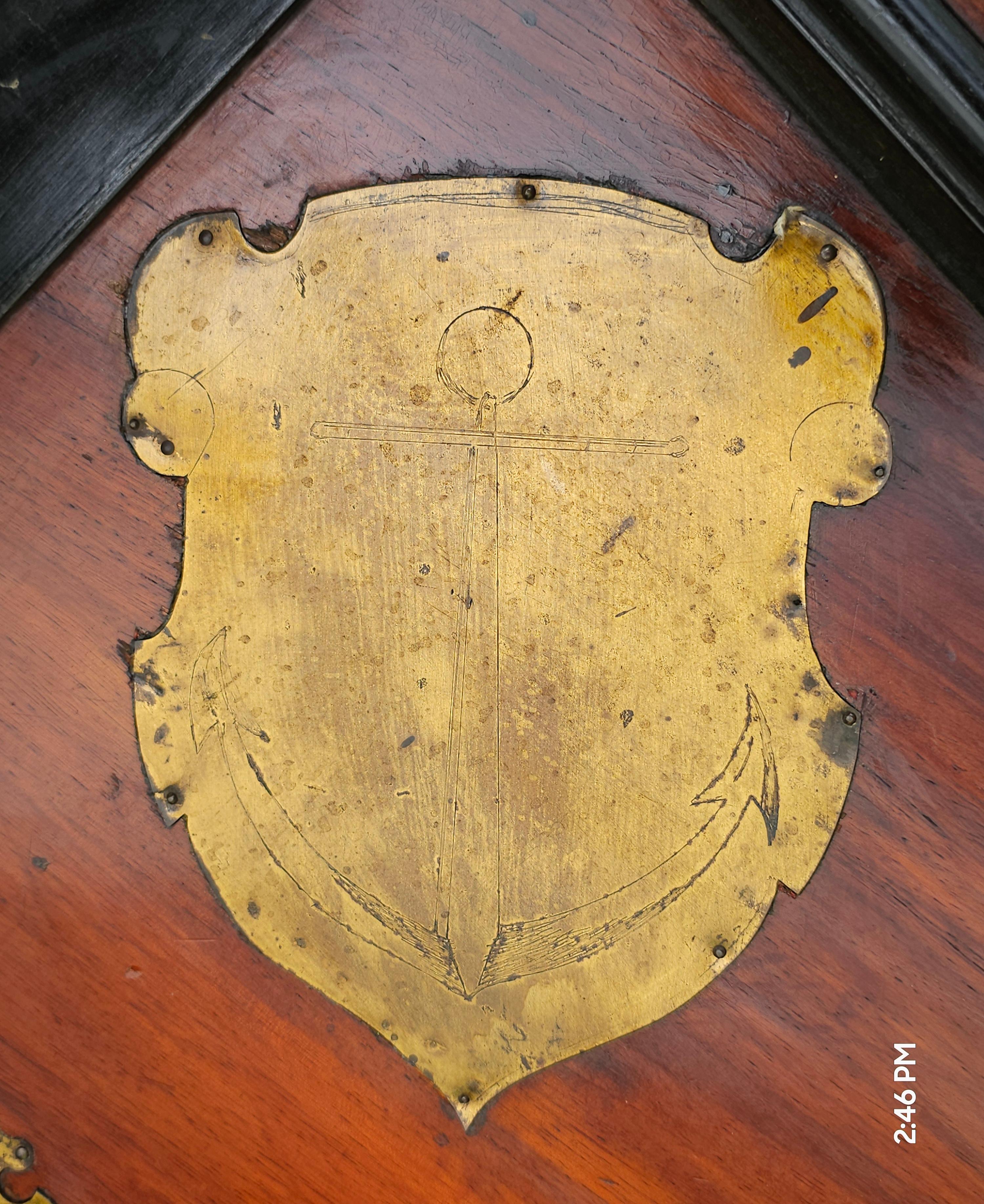 Stemma reale olandese intarsiato in ottone e teak, grande scrigno di stoccaggio dei primi anni del XX secolo in vendita 9