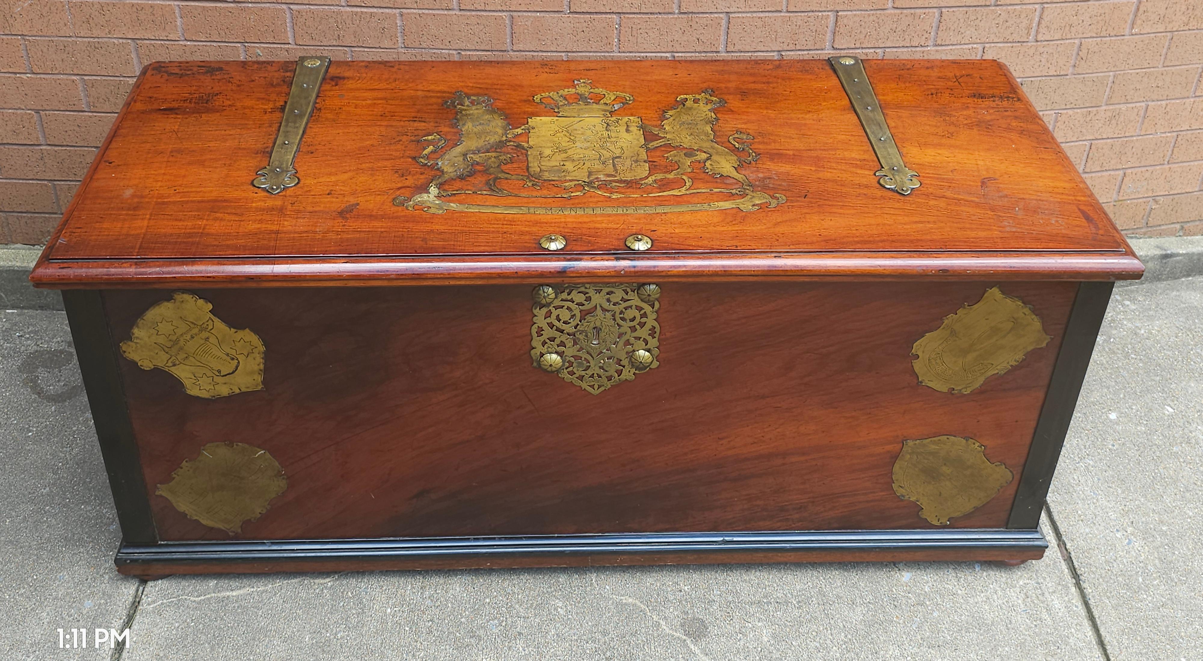 Anglo-indiano Stemma reale olandese intarsiato in ottone e teak, grande scrigno di stoccaggio dei primi anni del XX secolo in vendita