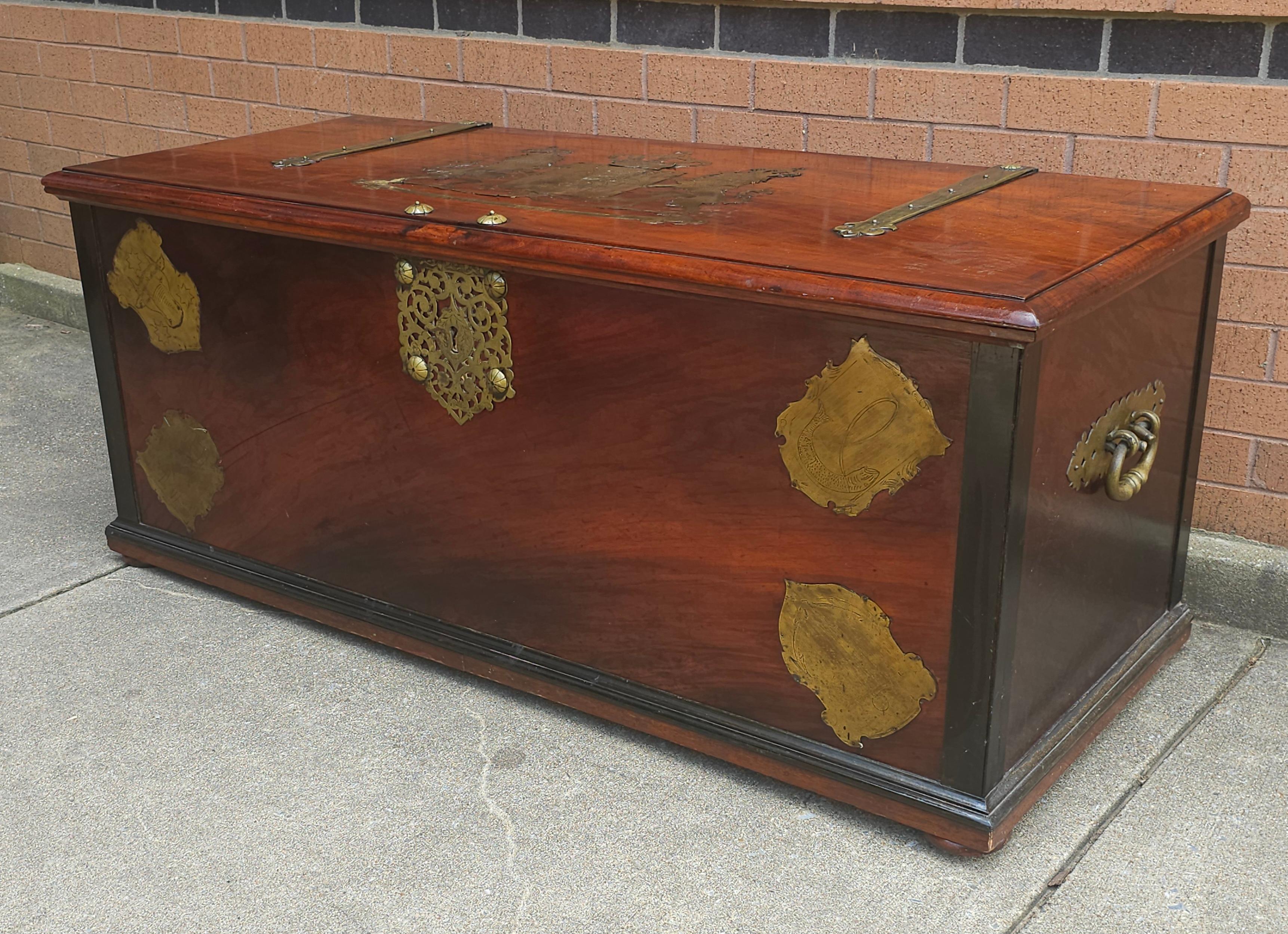 Olandese Stemma reale olandese intarsiato in ottone e teak, grande scrigno di stoccaggio dei primi anni del XX secolo in vendita