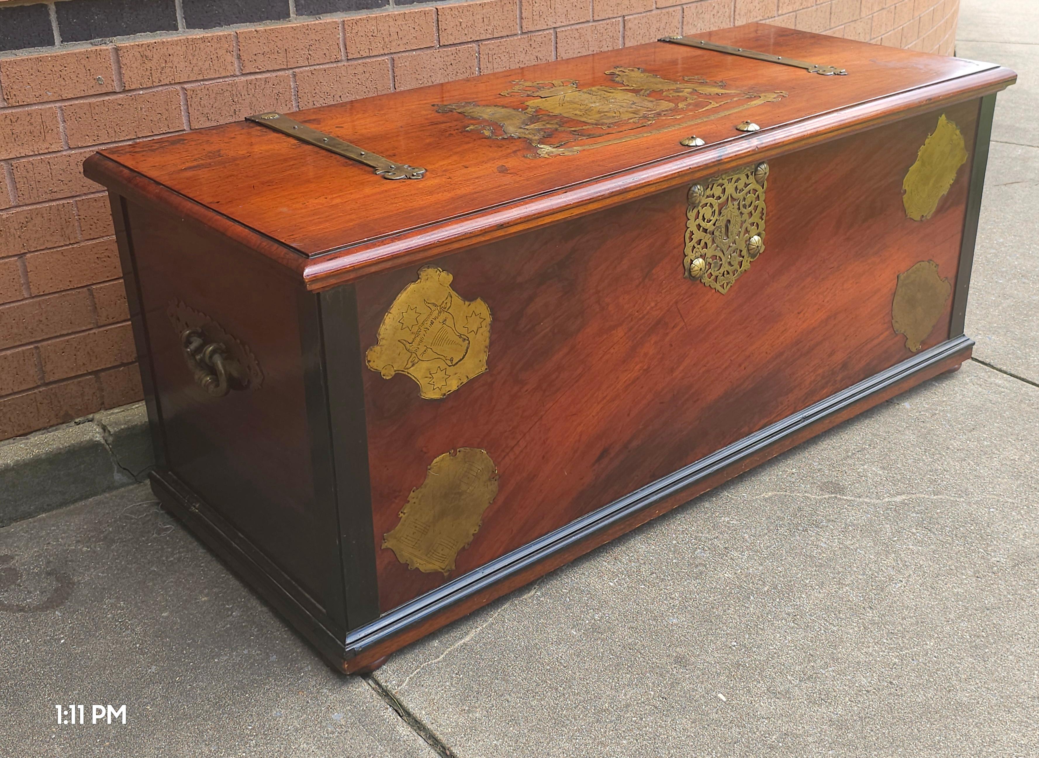 Stemma reale olandese intarsiato in ottone e teak, grande scrigno di stoccaggio dei primi anni del XX secolo In condizioni buone in vendita a Germantown, MD