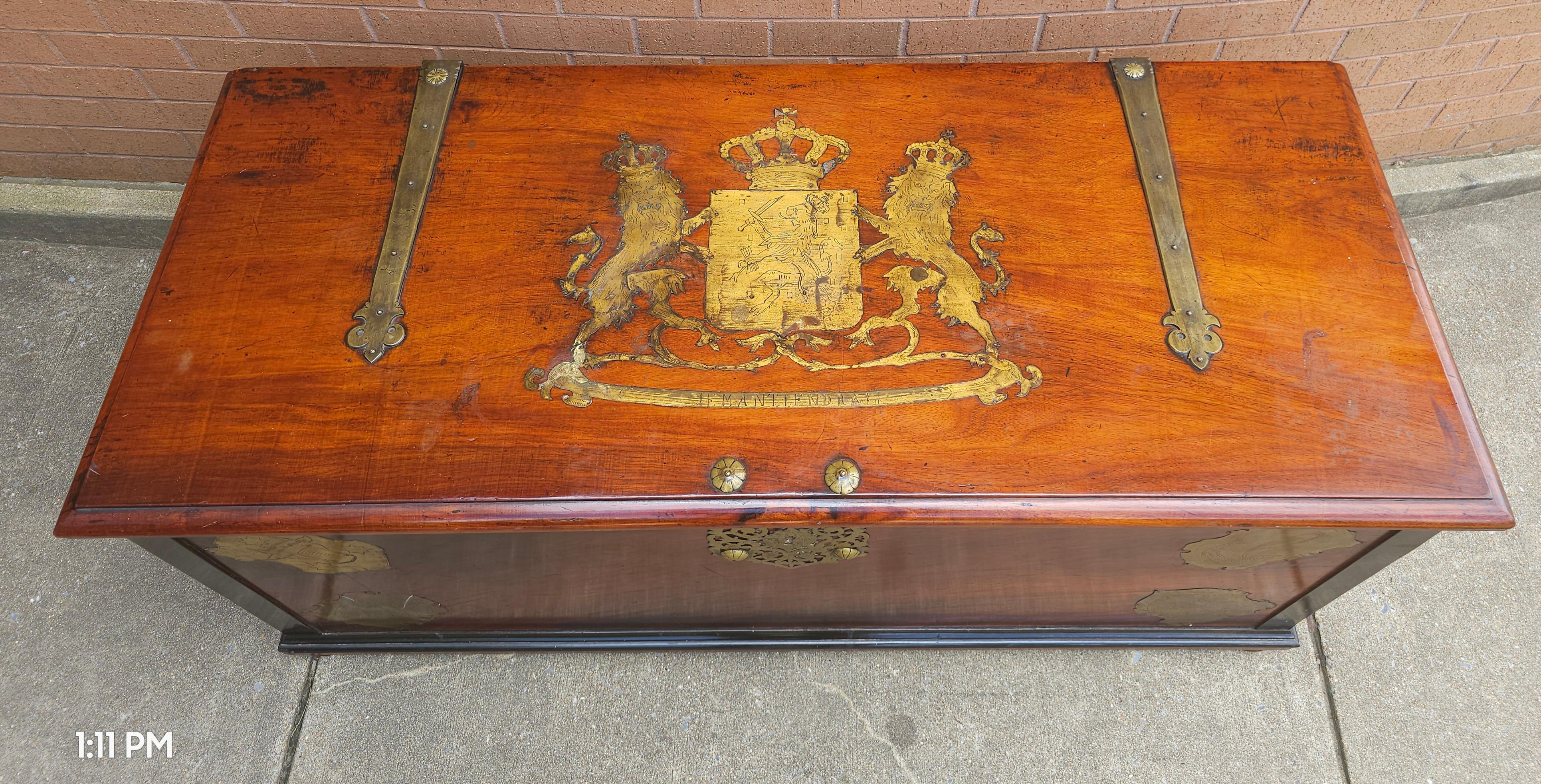 Ottone Stemma reale olandese intarsiato in ottone e teak, grande scrigno di stoccaggio dei primi anni del XX secolo in vendita