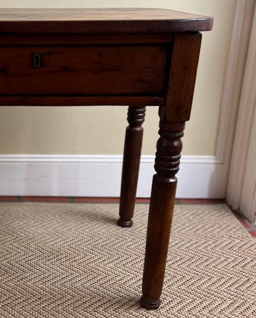 Rustique Table d'appoint rustique du début du 20e siècle à pattes de fuseau et dessus en planches simples en vente