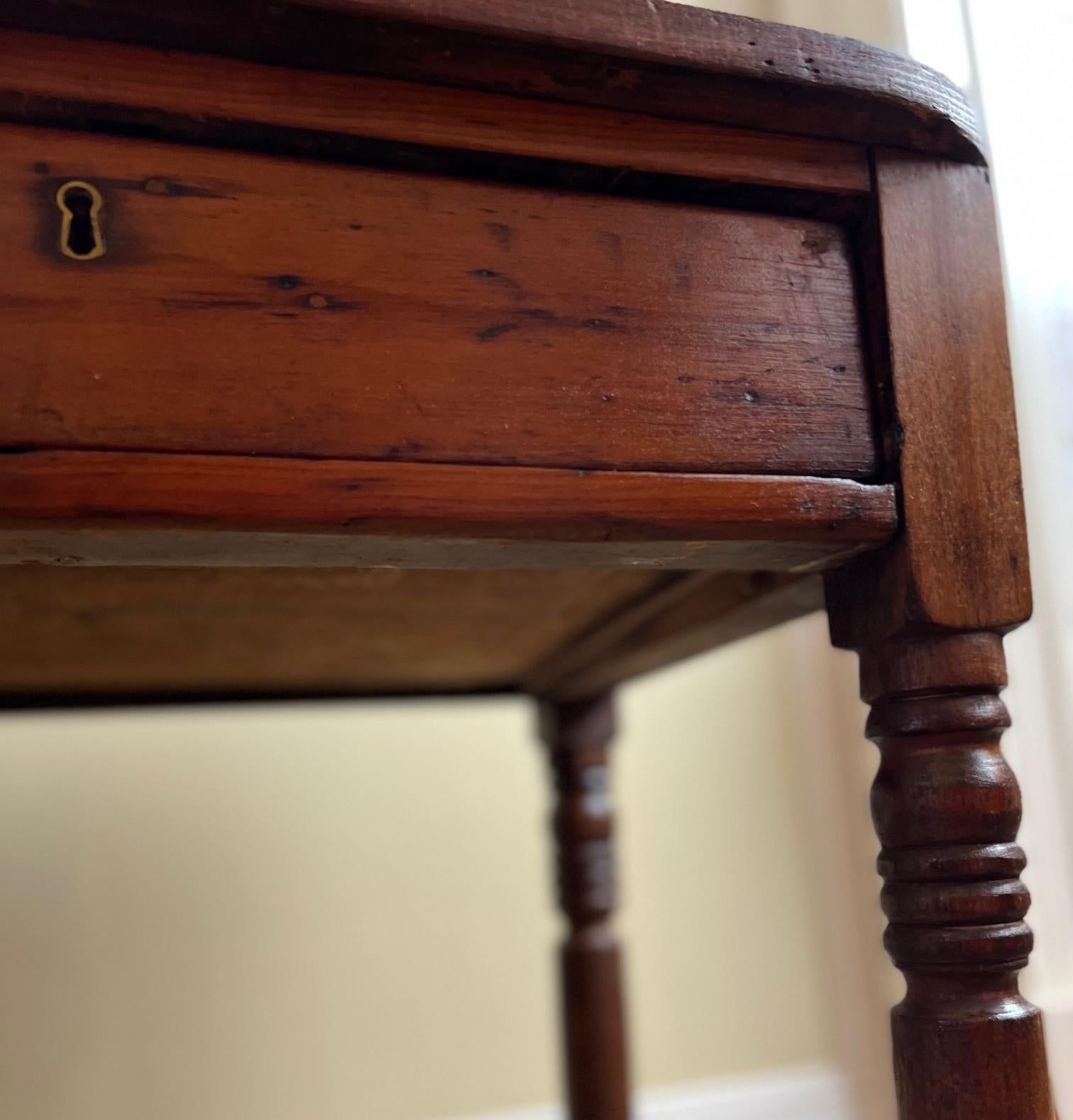 Fait main Table d'appoint rustique du début du 20e siècle à pattes de fuseau et dessus en planches simples en vente